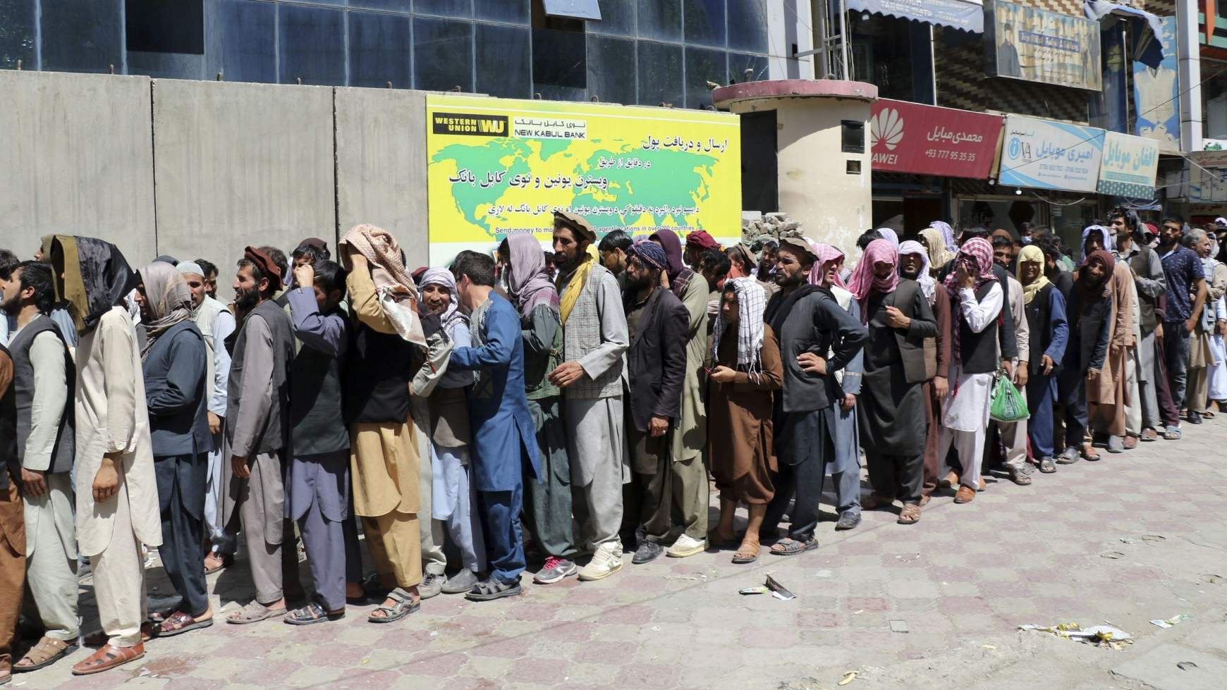 Kabul bank előtt várakozók