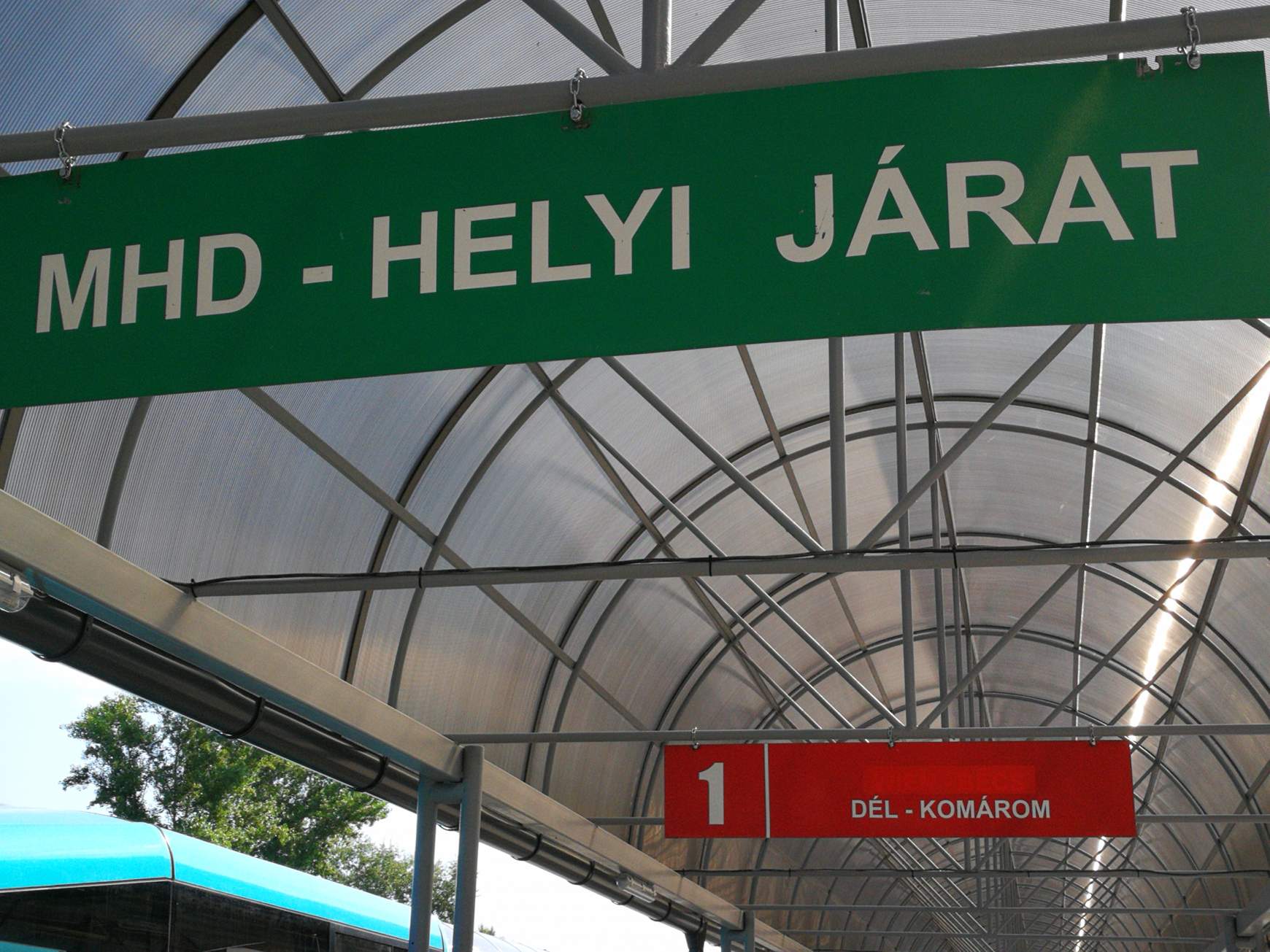 Kétnyelvű tájékoztató feliratok a buszpályaudvaron