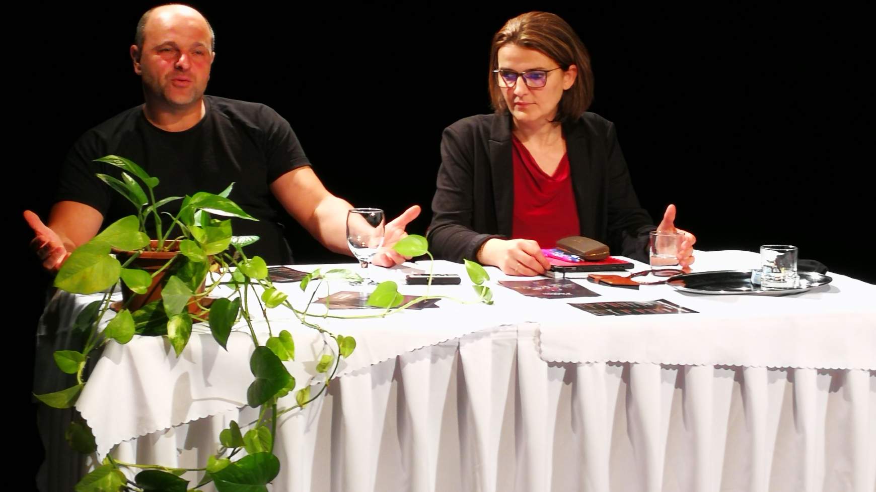 Gál Tamás színházigazgató és Varga Emese művészeti vezető tartotta a sajtótájékoztatót. 