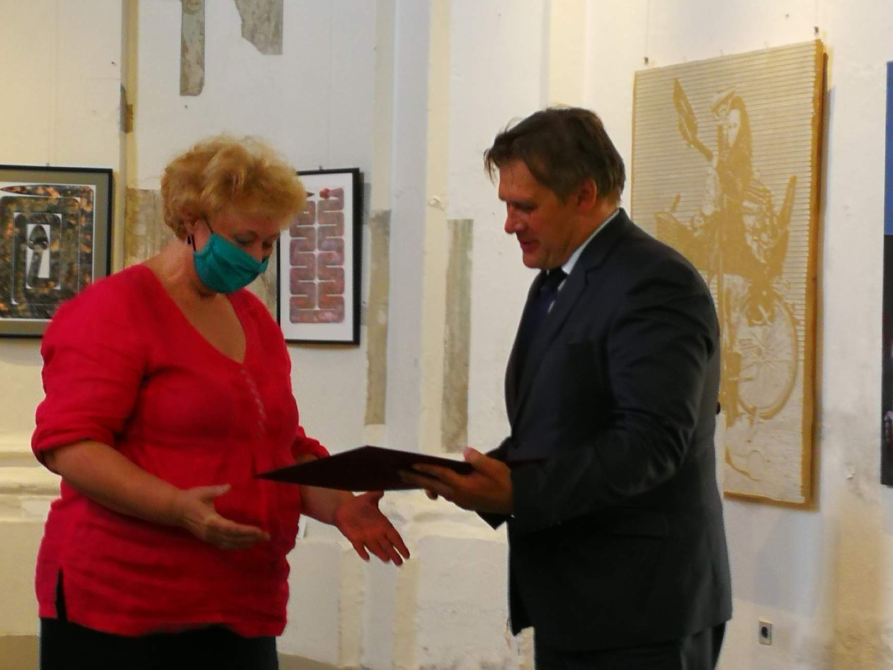 Venyercsan Pál, a Pozsonyi Magyar Kulturális Intézet igazgatója Kutak Adrienn keramikussal díjátadás közben