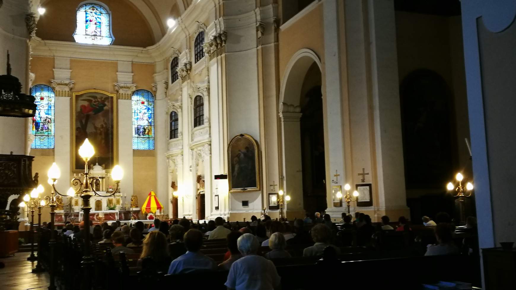 A bazilikába betérők esti félhomályban élvezték az orgona- és trombitaszót. 