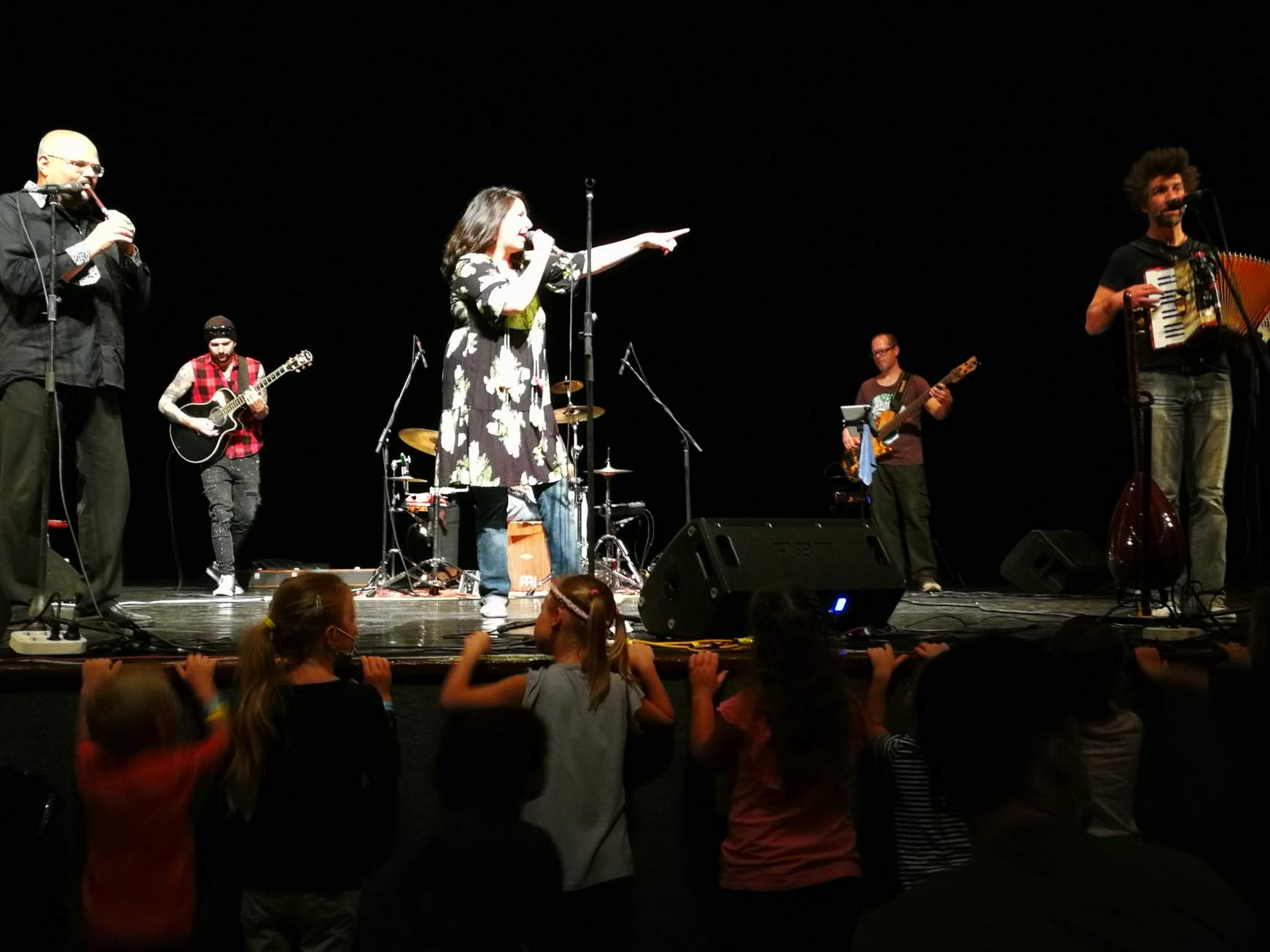 Sokakat vonzott a nagyszínpadon fellépő, magyarországi Veronaki együttes fülbemászó muzsikája