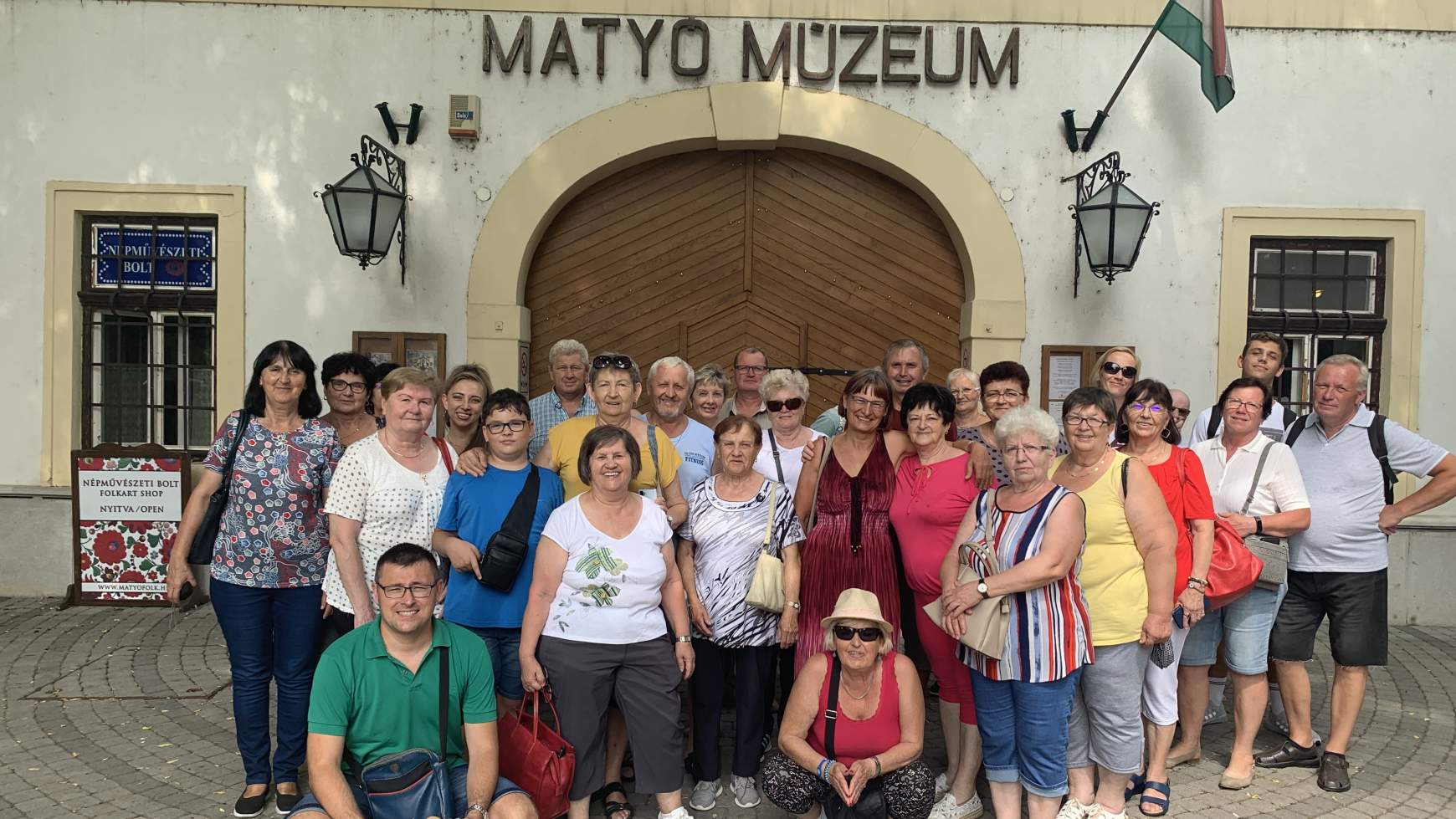 a Matyó Múzeum előtt