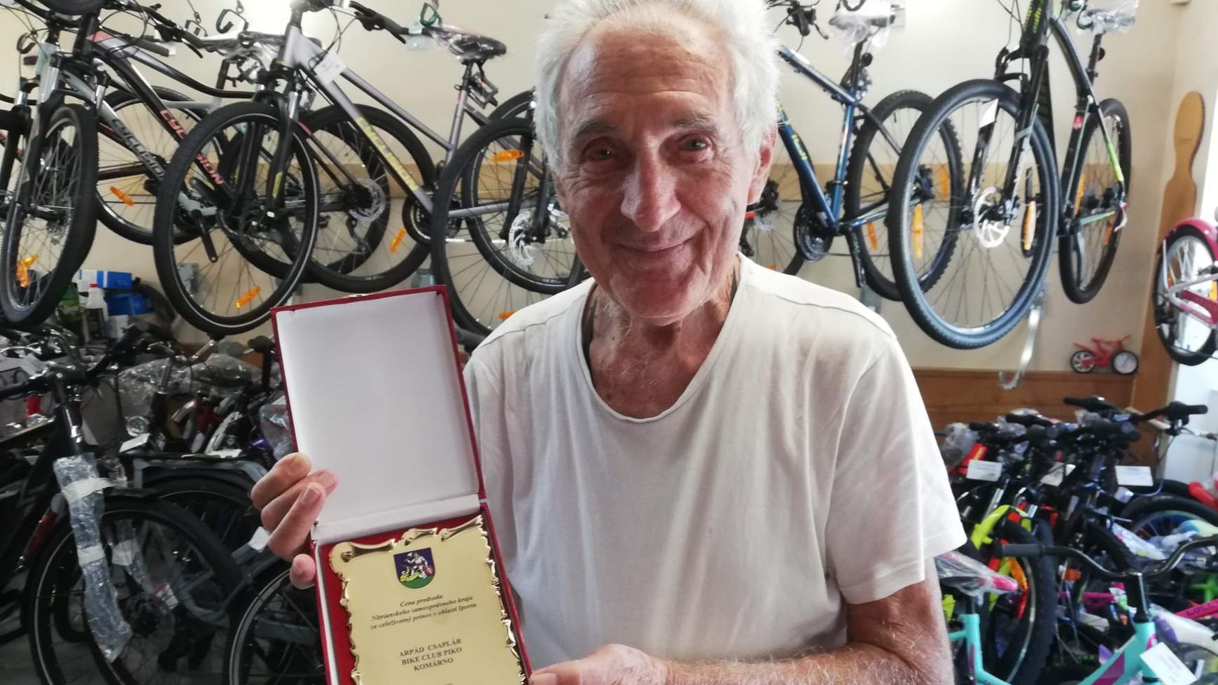 A 84 éves Csaplár Árpád a Nyitra megyeelnöki díjával