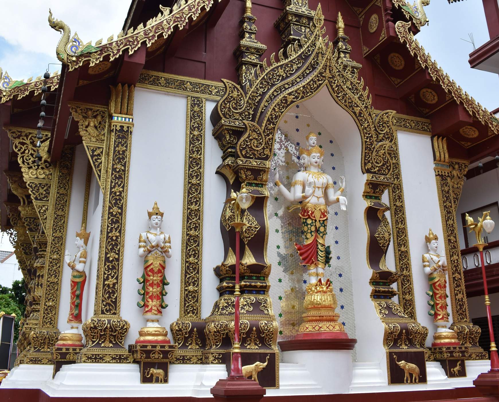Thevada szobrok a Wat Szaen egyik szentélyének oldalán