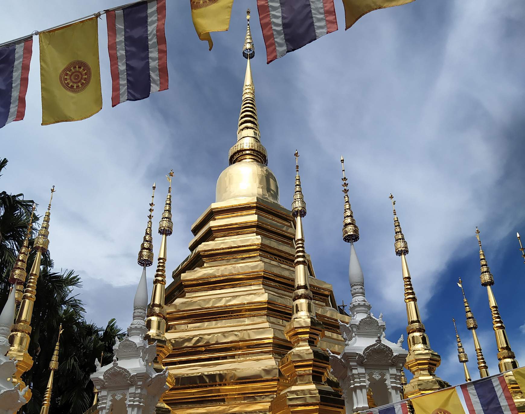 Wat Pan Tao sztúpáját nemrégiben vonták be arannyal
