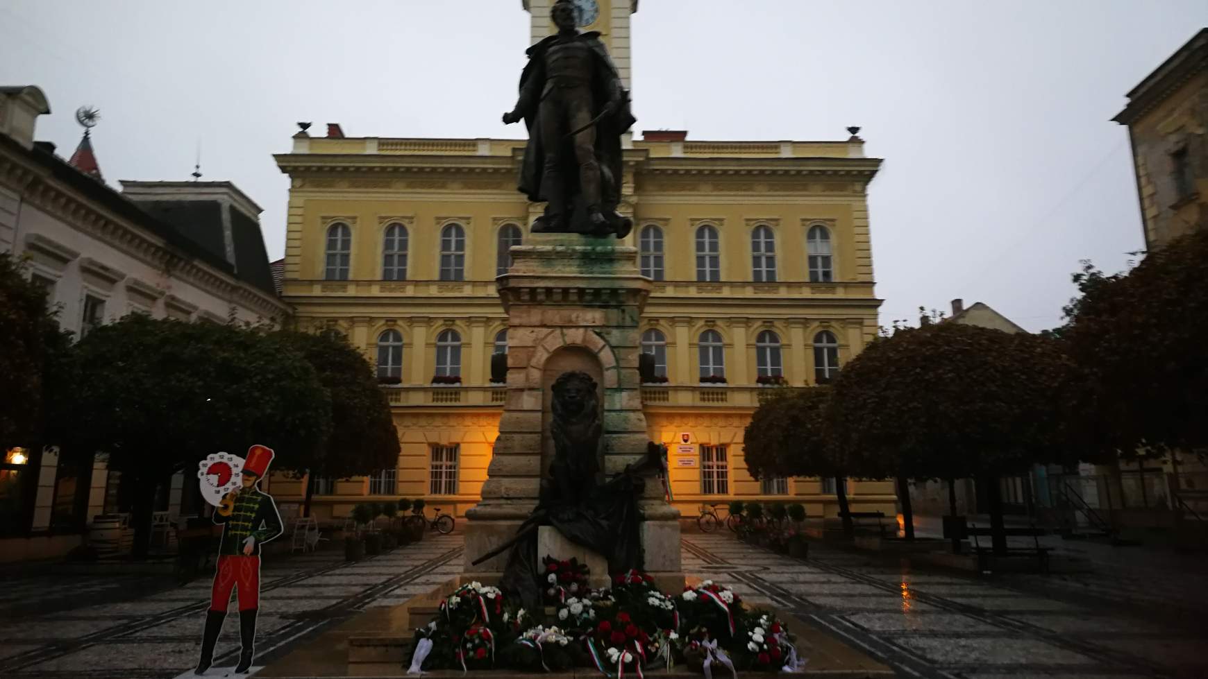 Az esős időjárás ellenére sok koszorú került a Klapka-szobor talapzatára. 