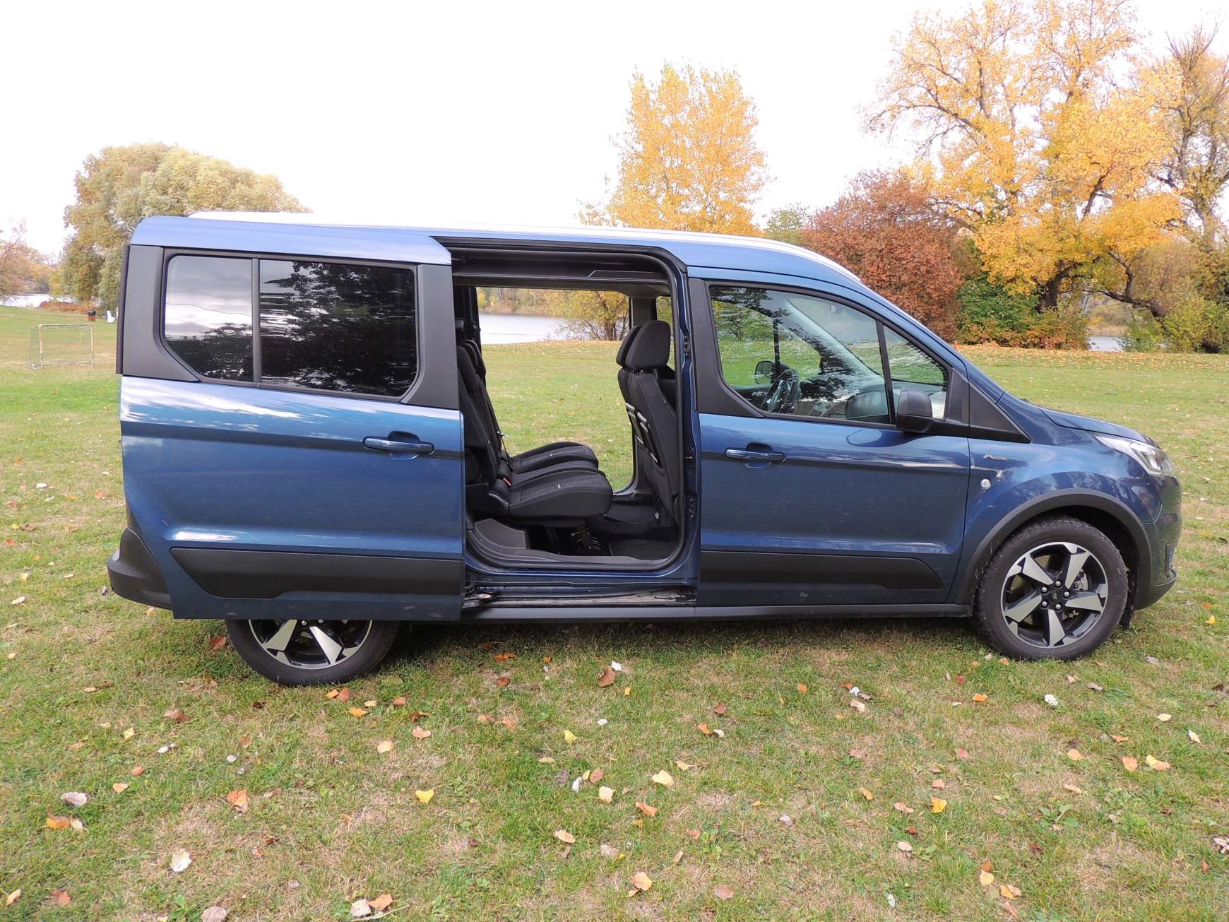 ford-grand-tourneo-ca-15-02