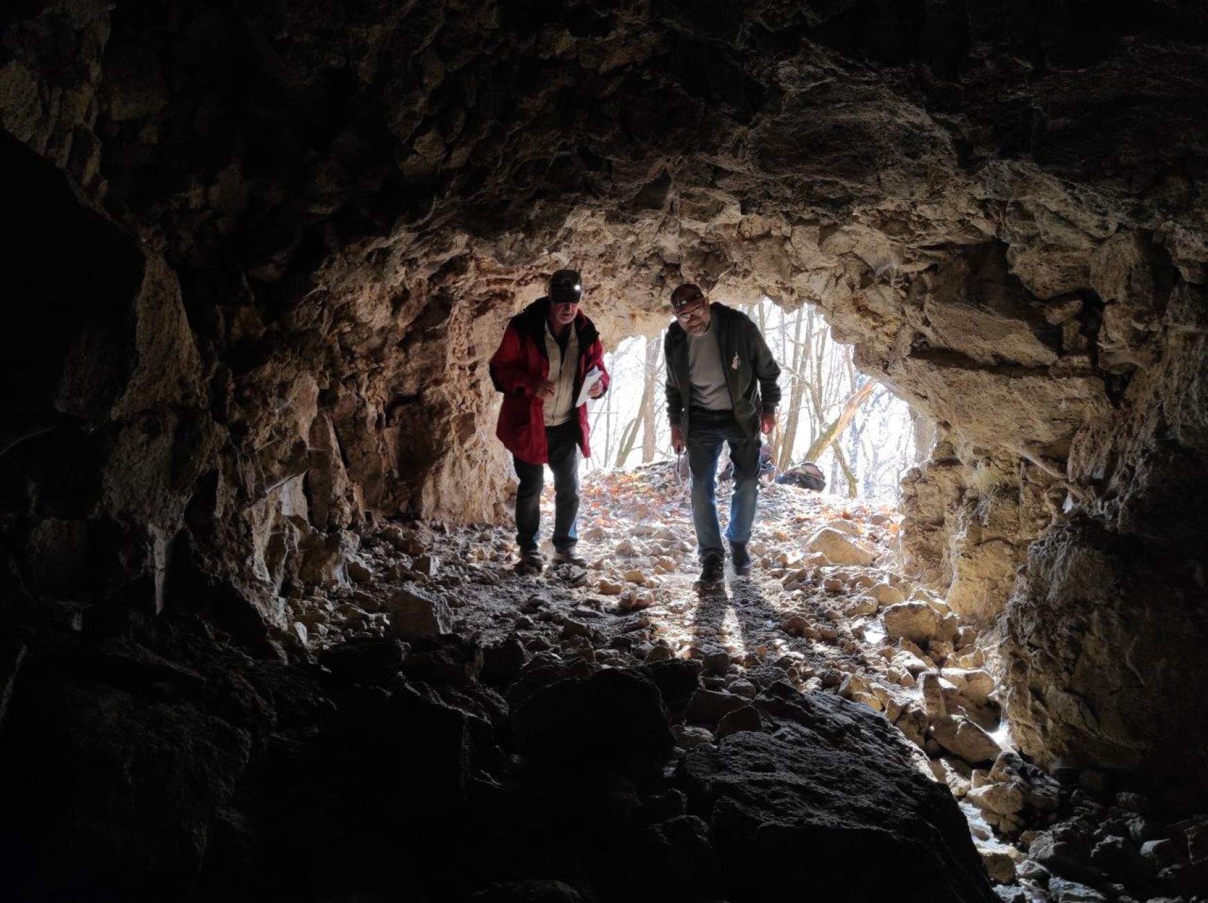 Prakfalvi Péter és Gaál Lajos a barlang bejáratában