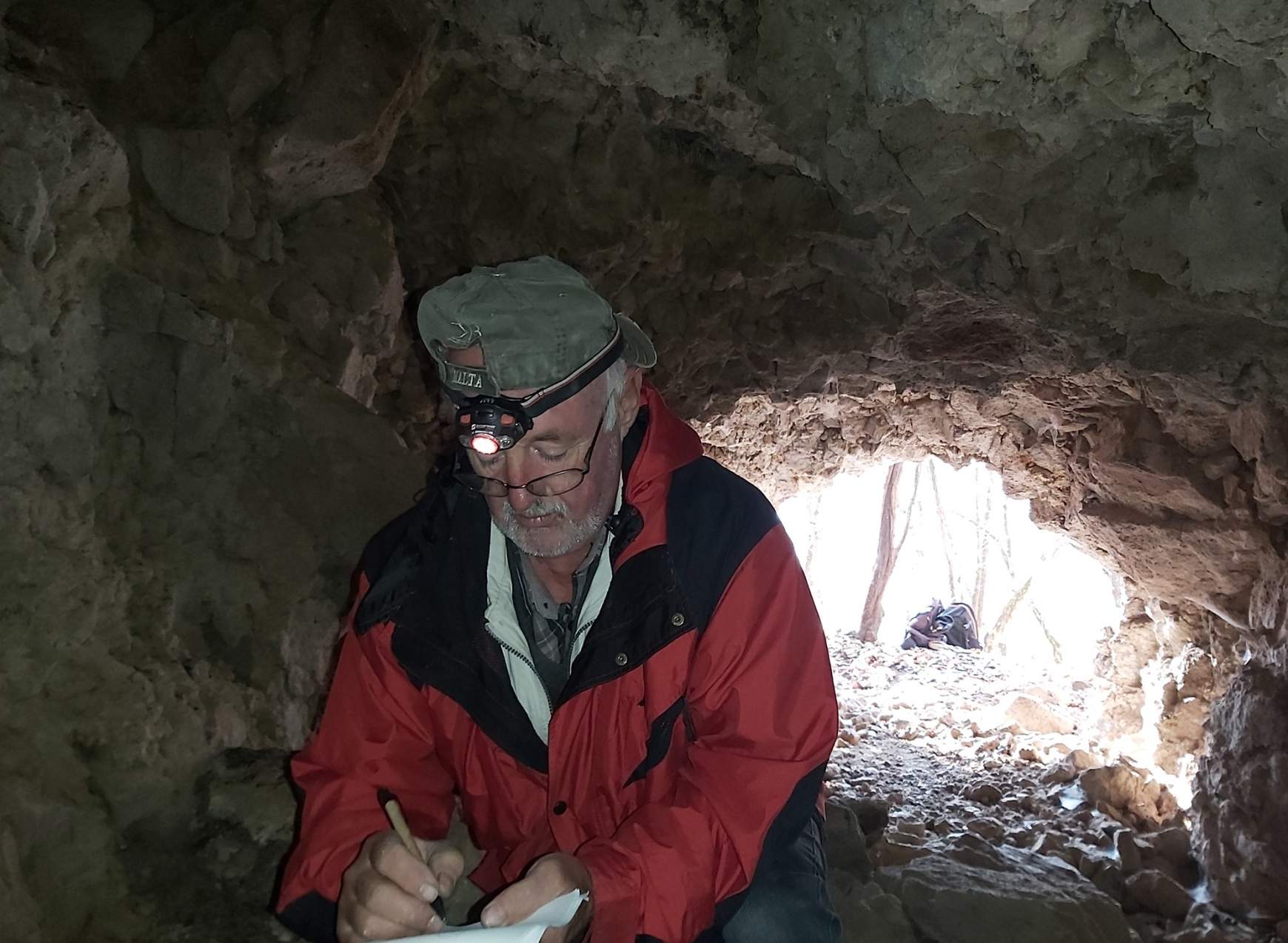  Gaál Lajos a barlang leírásán dolgozik