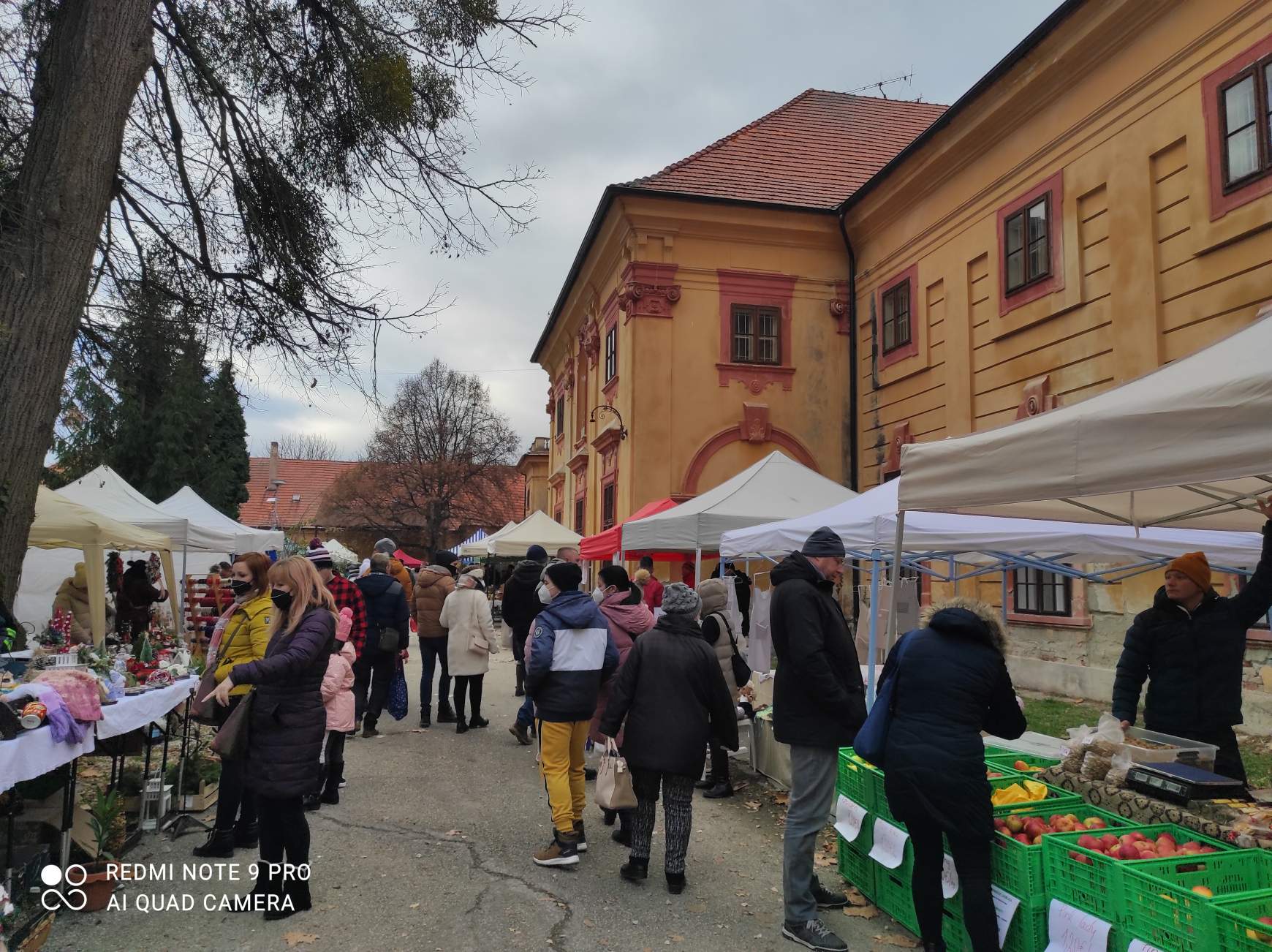 Tallósi őstermelői piac az Esterházy kastély udvarán