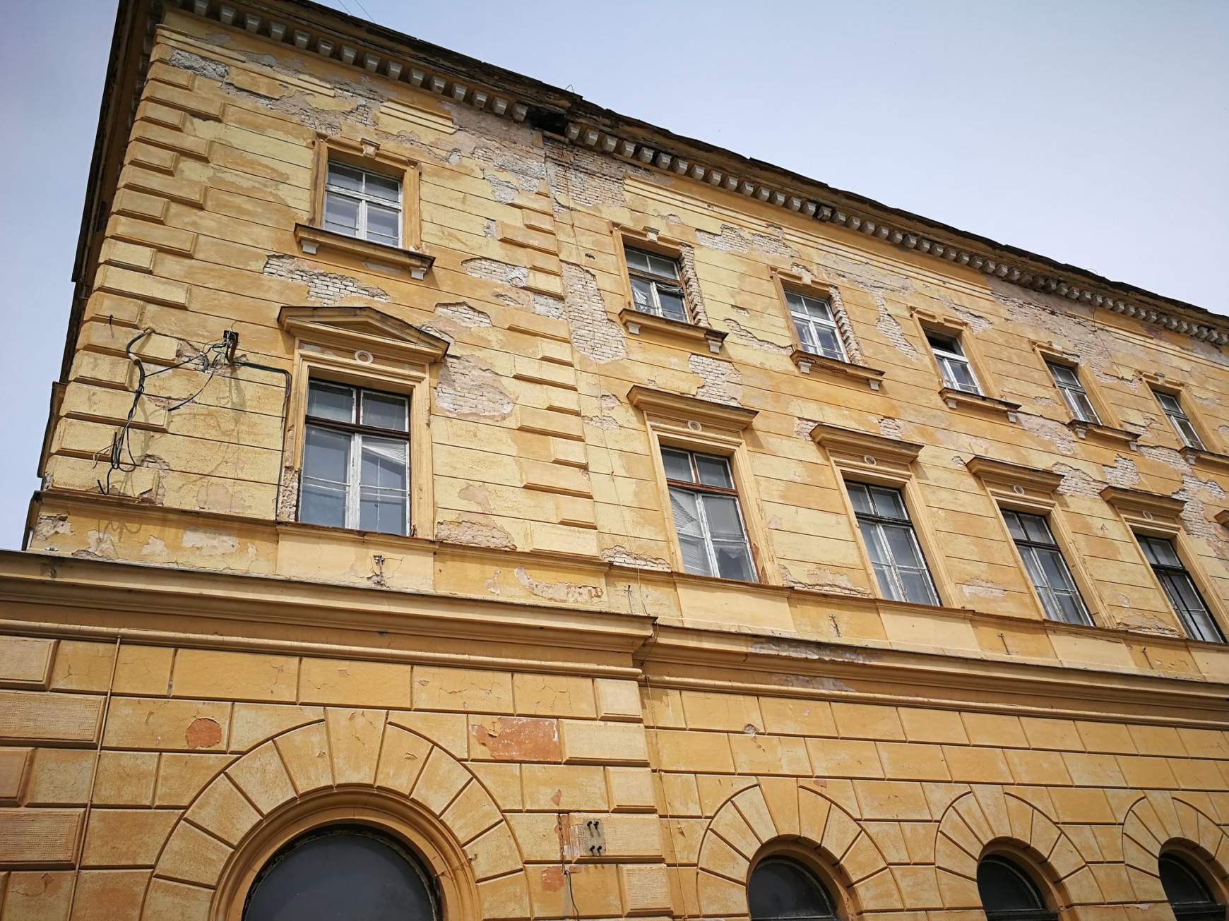 Folytatódó „poliklinika-gate“: nem kell a komáromi volt rendelőintézet épülete a szlovák kulturális tárcának