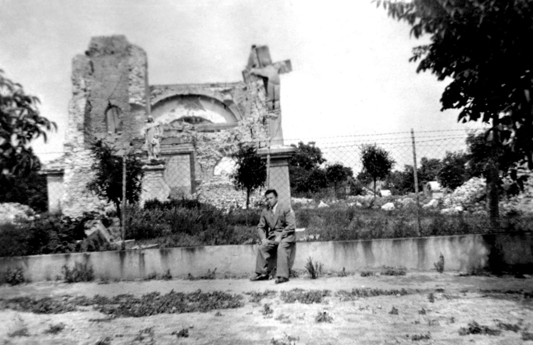 Gábris János a lerombolt magyarszőgyéni templom előtt