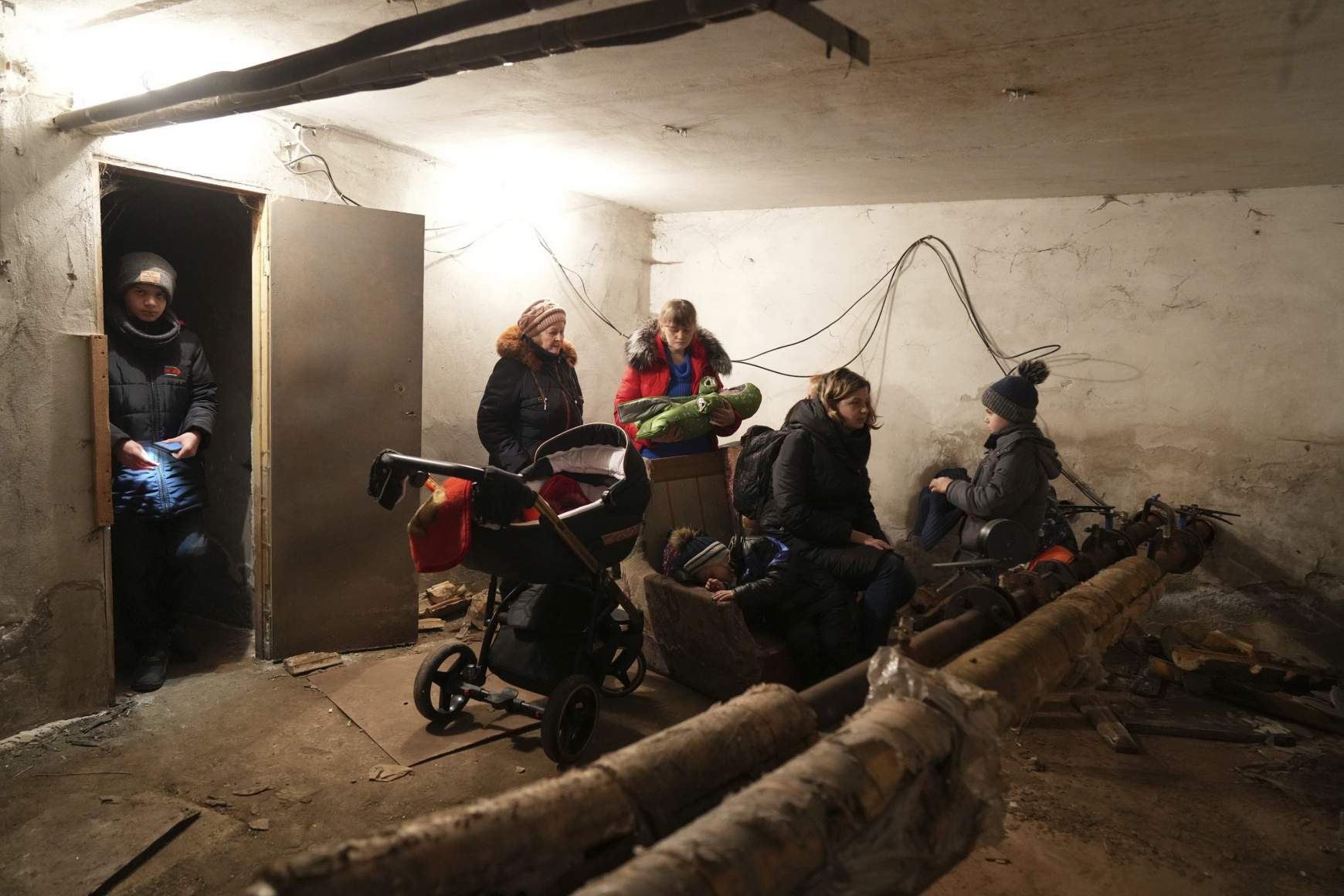Orosz légitámadás elől húzódnak óvóhelyre a helyiek a délkelet-ukrajnai Mariupolban