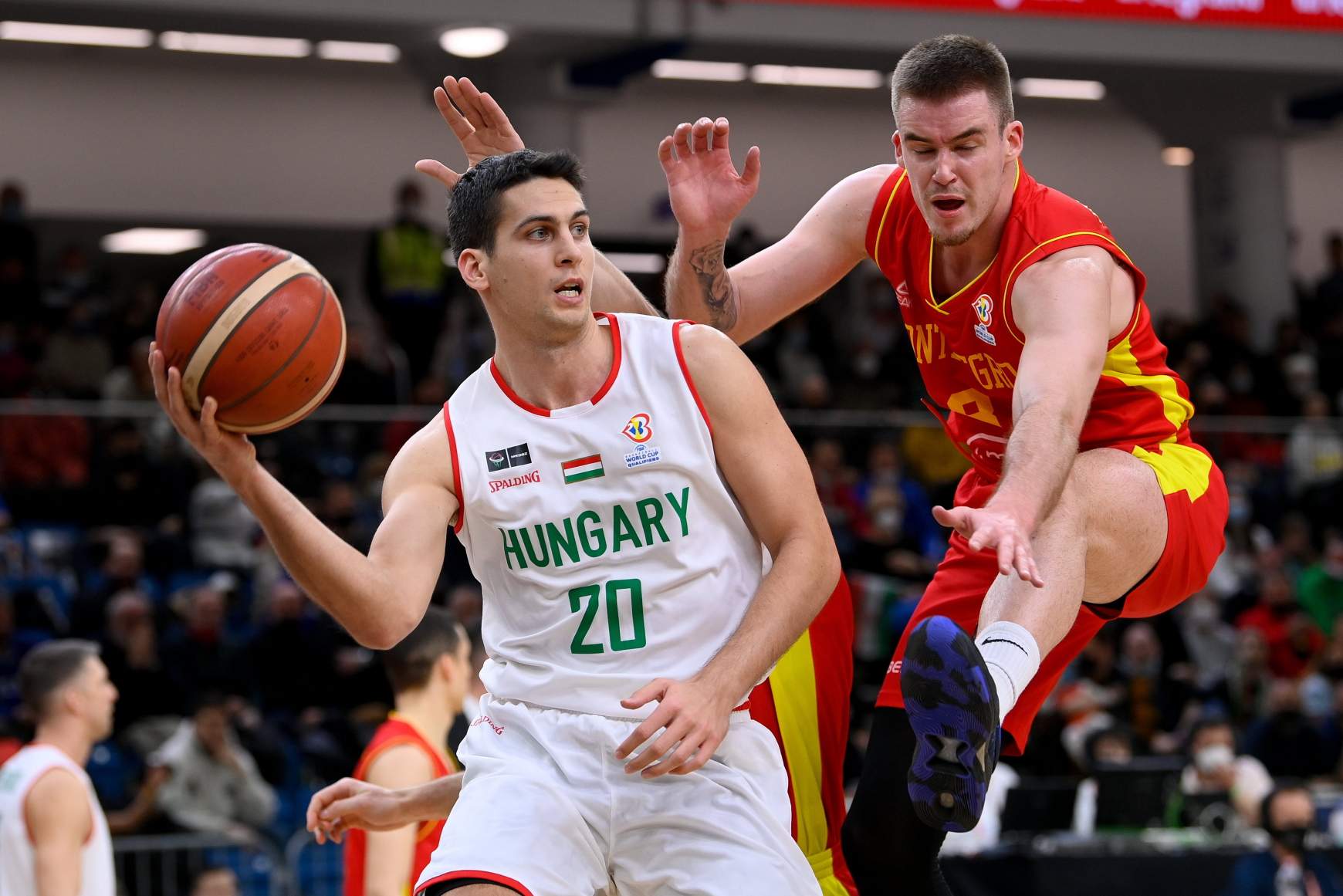 Perl Zoltán (b) és a montenegrói Dino Radoncic a férfi kosárlabda világbajnoki selejtező E csoportjának harmadik fordulójában játszott Magyarország - Montenegró mérkőzésen