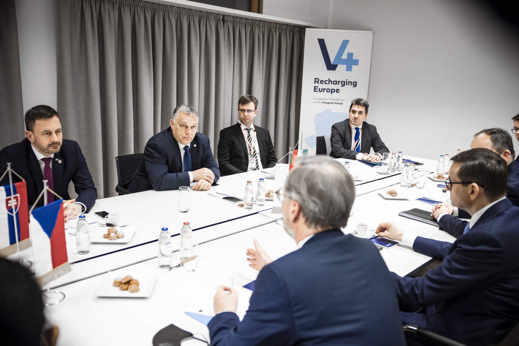 Orbán Viktor miniszterelnök (b2), Eduard Heger szlovák (b), Petr Fiala cseh (elöl, b) és Mateusz Morawiecki lengyel kormányfő (elöl, b2) a V4-ek miniszterelnökeinek egyeztetésén az Európai Unió állam- és kormányfői rendkívüli csúcstalálkozója előtt