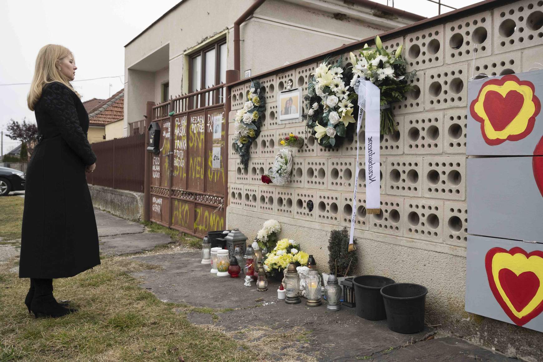 Az államfő virágot helyezett el, és gyertyát gyújtott annak a háznak a kerítésénél, ahol a fiatal párt 2018-ban meggyilkolták. 