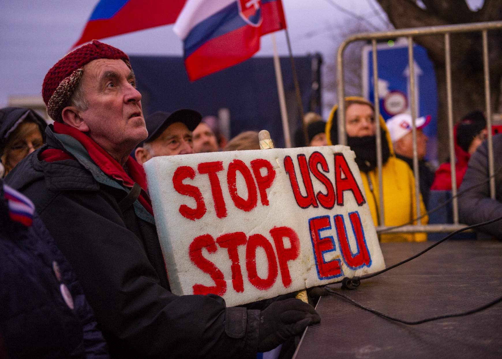 A demonstrálók a szlovák-amerikai védelmi szerződés ellen tiltakoztak