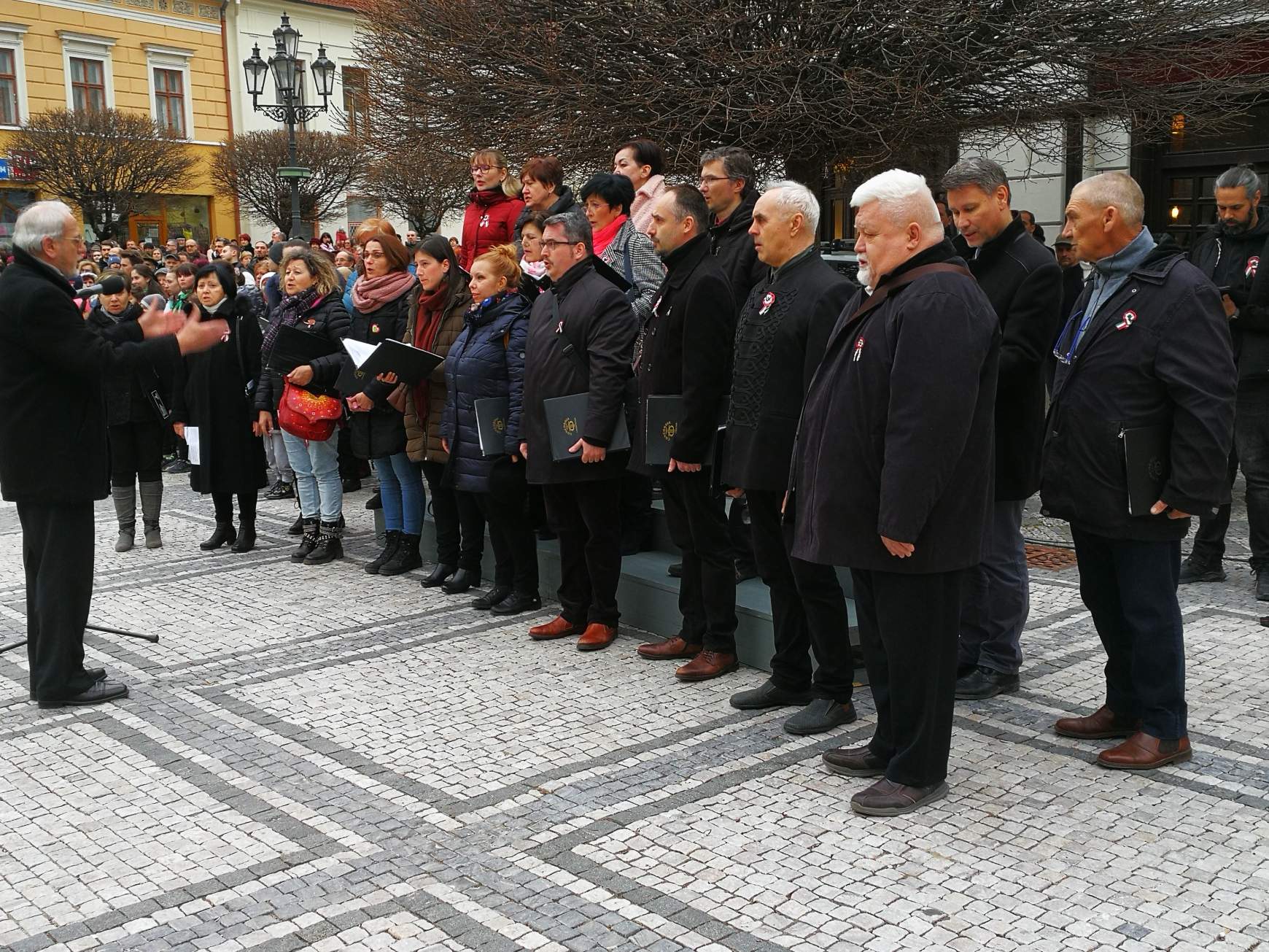 Komáromi megemlékezés a Jókai- és a Klapka-szobornál: „Legyen béke, szabadság és egyetértés!“ KÉPGALÉRIÁVAL