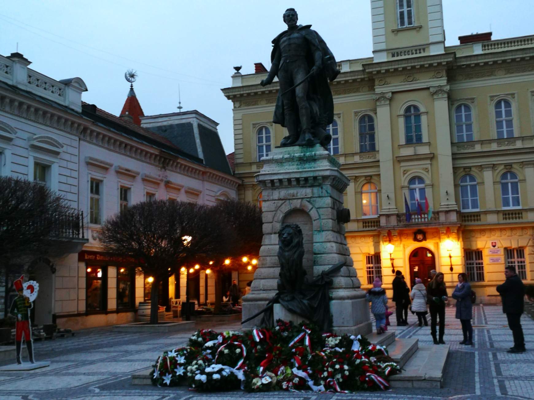 Komáromi megemlékezés a Jókai- és a Klapka-szobornál: „Legyen béke, szabadság és egyetértés!“ KÉPGALÉRIÁVAL