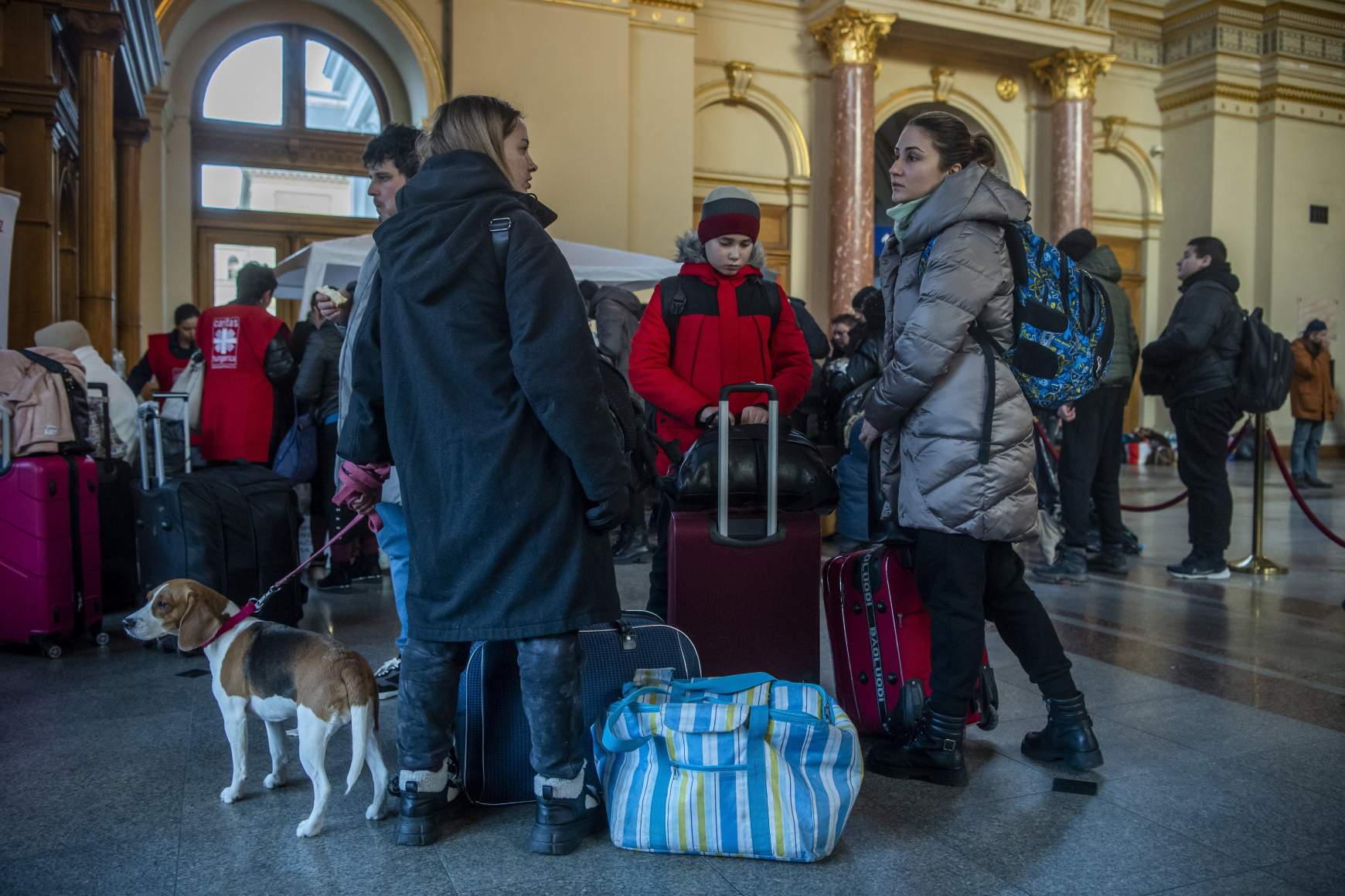 Az orosz-ukrán háború elől menekülő emberek Budapesten, a Keleti pályaudvaron