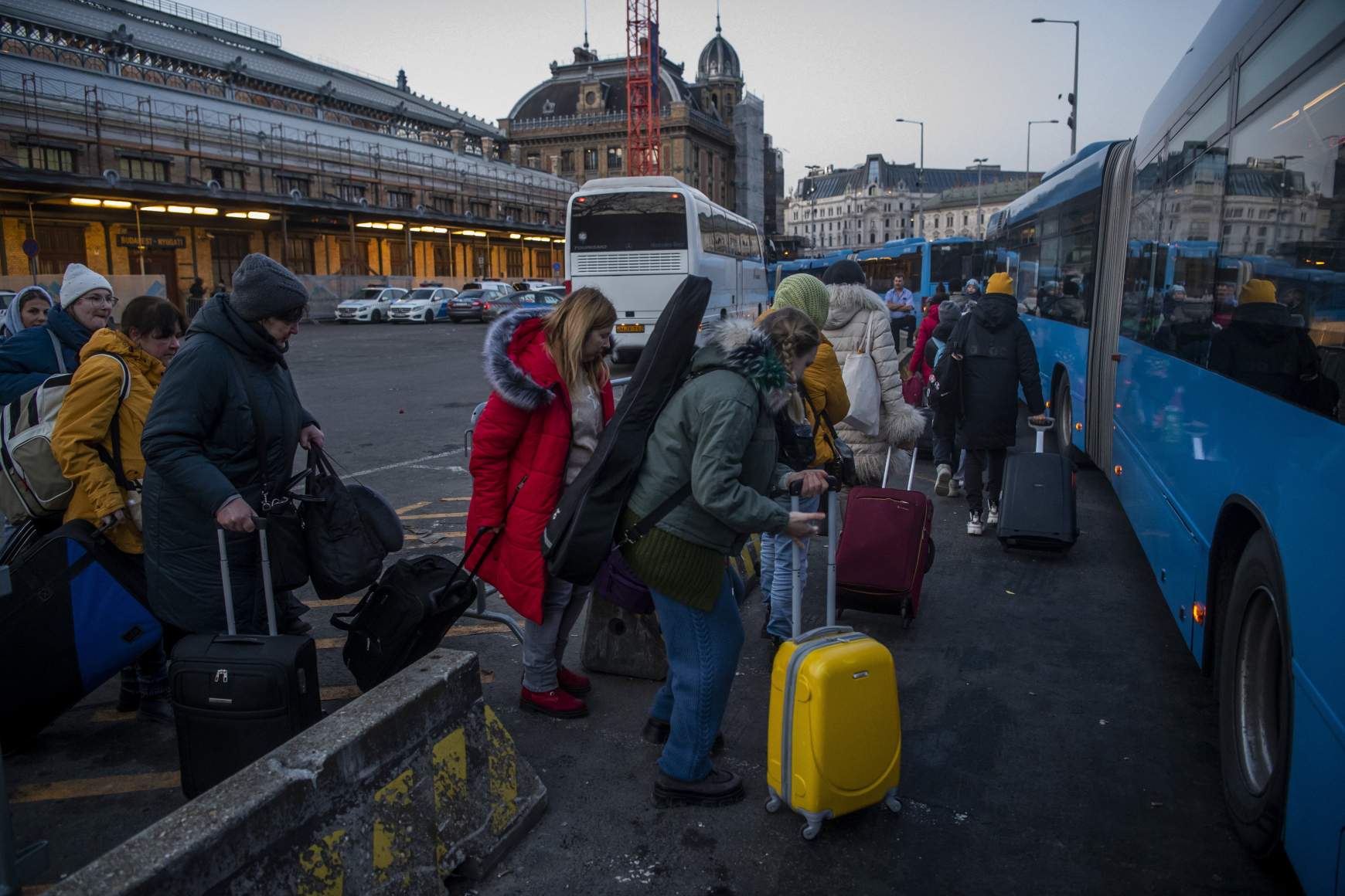 Az orosz-ukrán háború elől menekülő emberek Budapesten, a Nyugati pályaudvaron 2022. március 3-án reggel