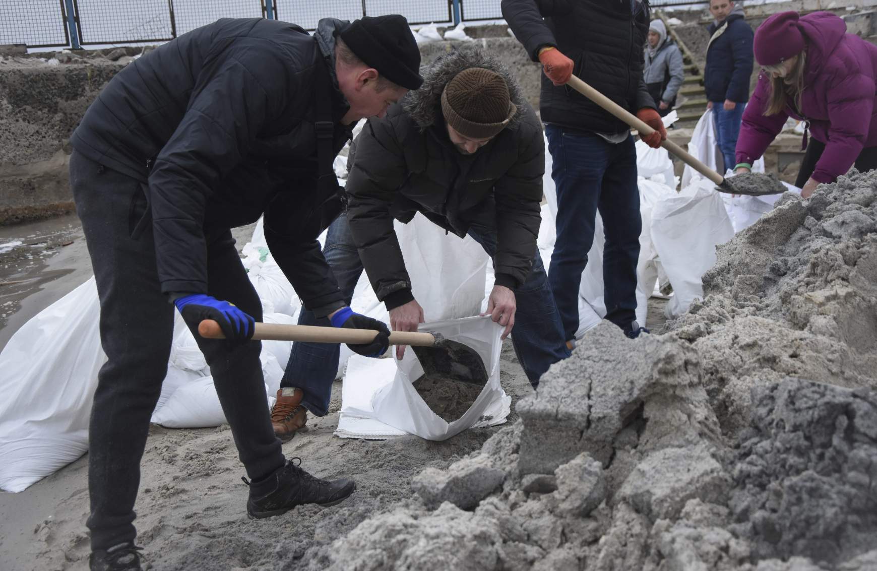 Önkéntesek homokzsákokat töltenek barrikádok emeléséhez Ogyeszában