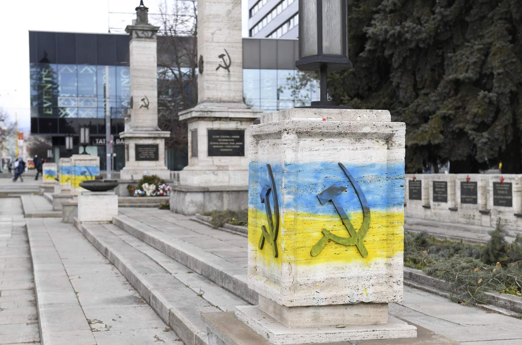 2022-03-01 Kassa, szovjet emlékmű, kék-sárga, Ukrajna