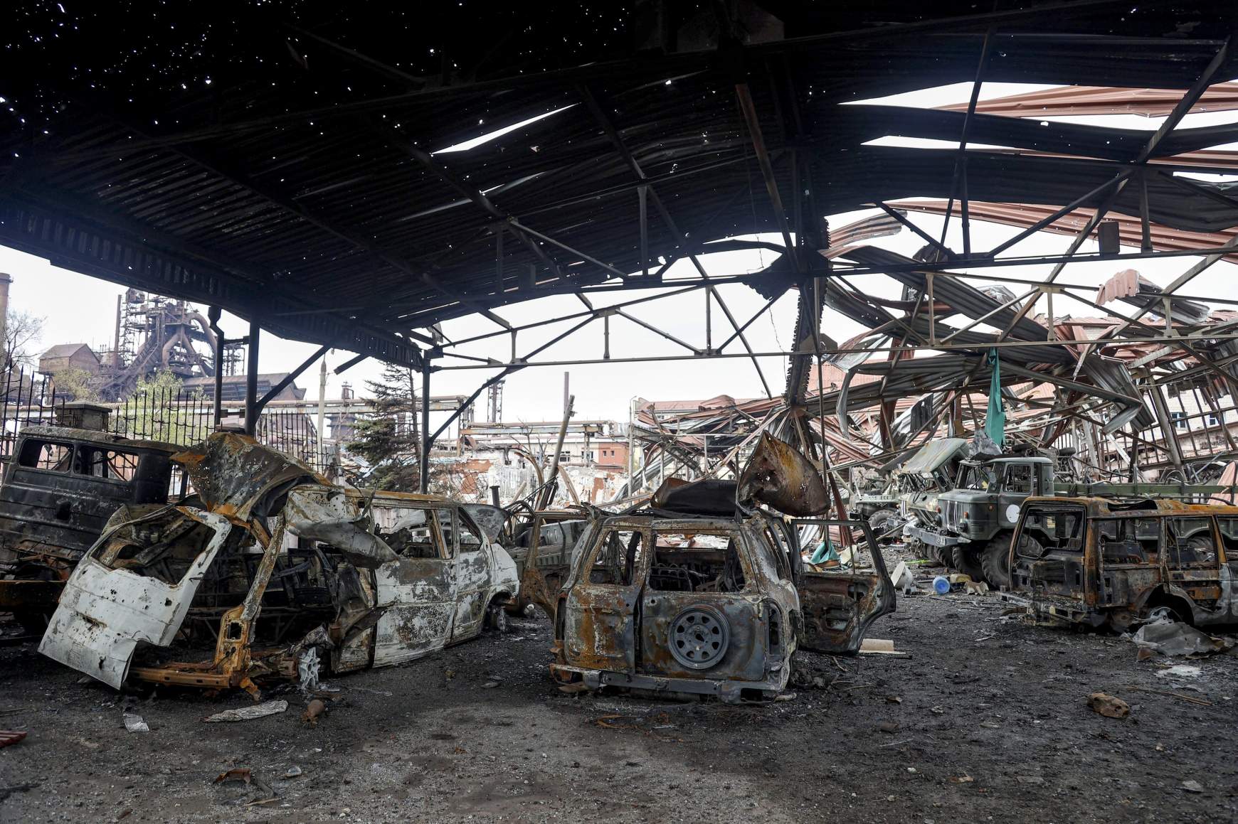 Megsemmisült járművek a mariupoli Iljics Vasmű telephelyén