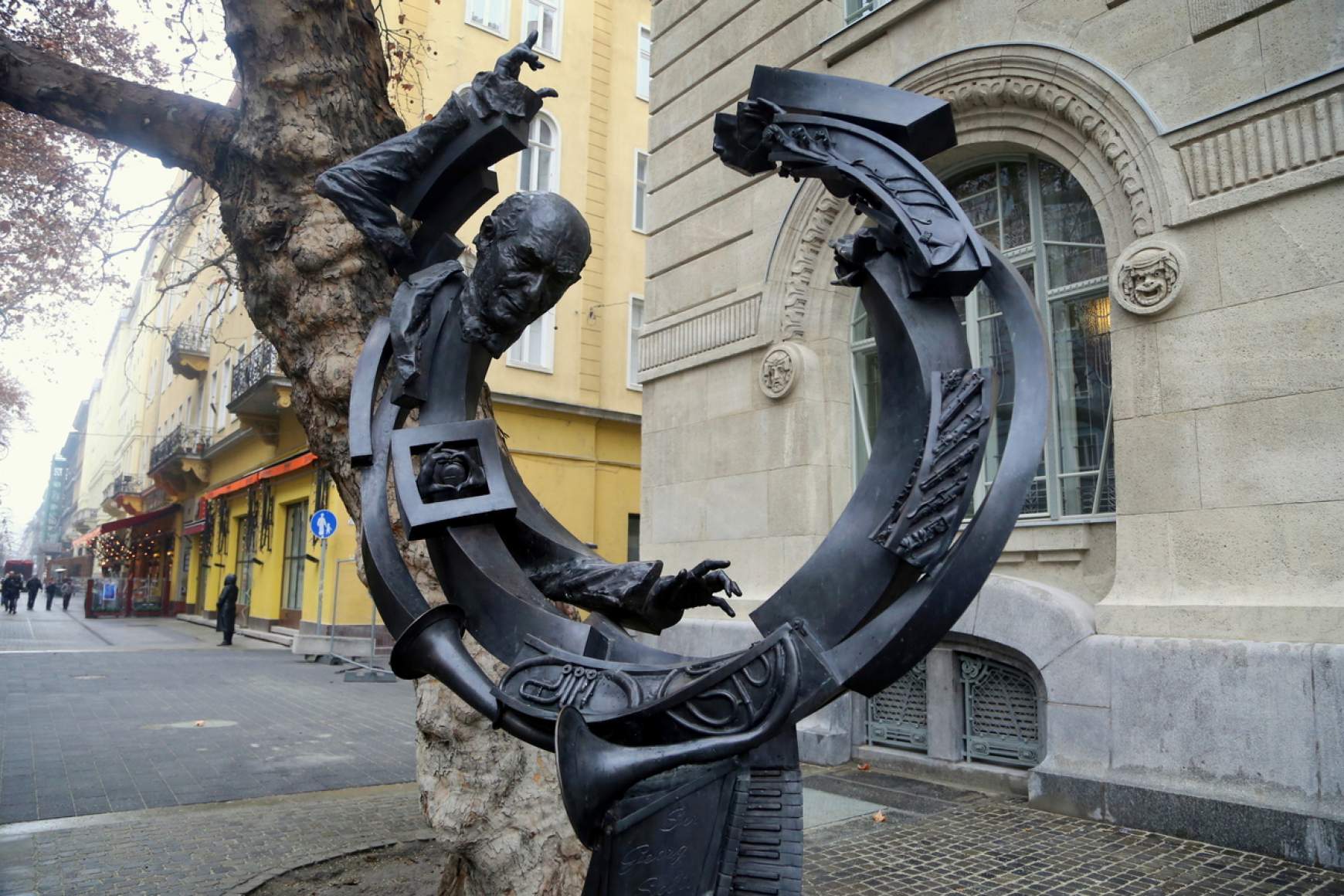 Solti György szobra a Zeneakadémia előtt,