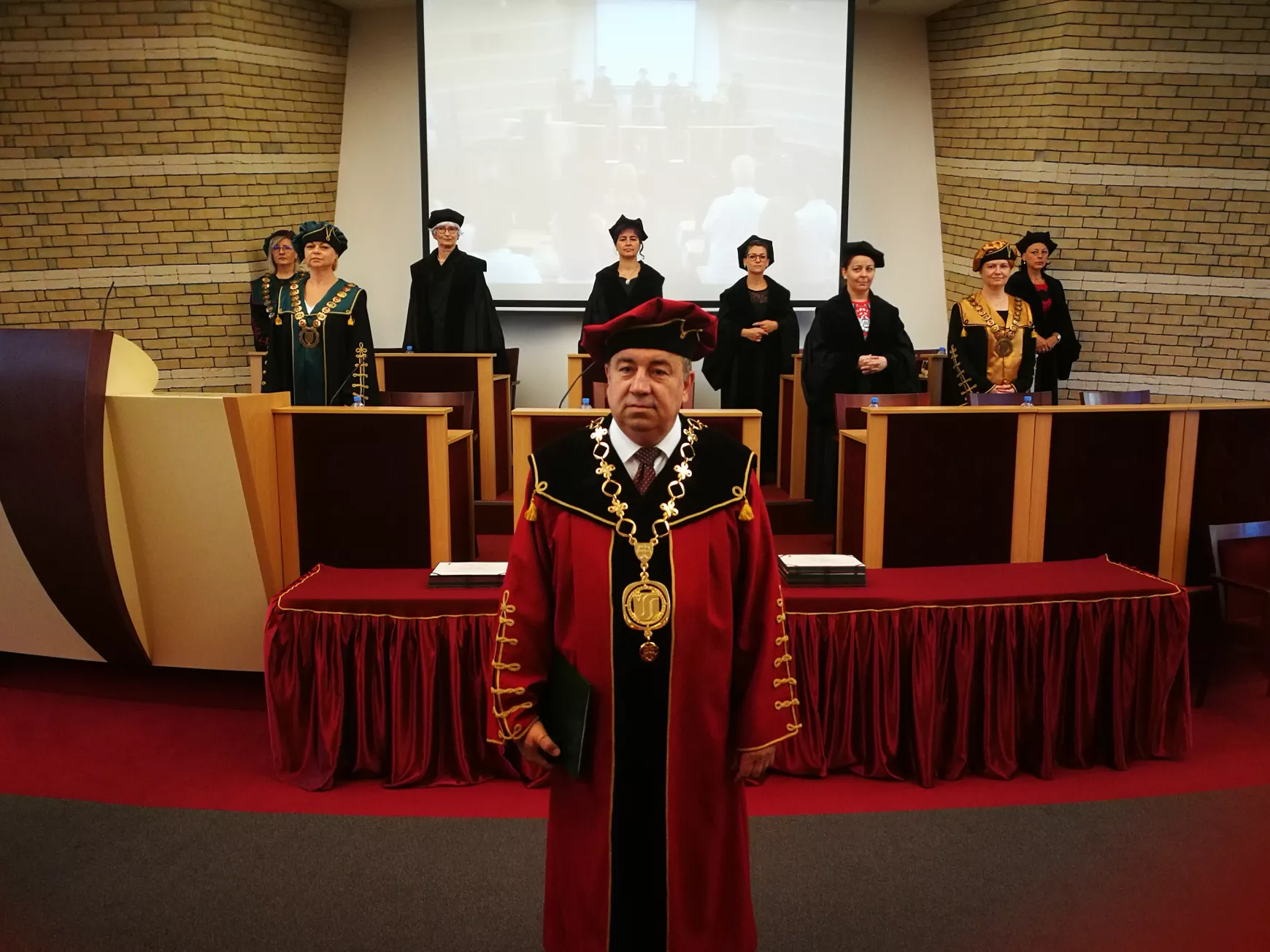 Diplomaosztás összesen 377 végzősnek a Selye János Egyetemen