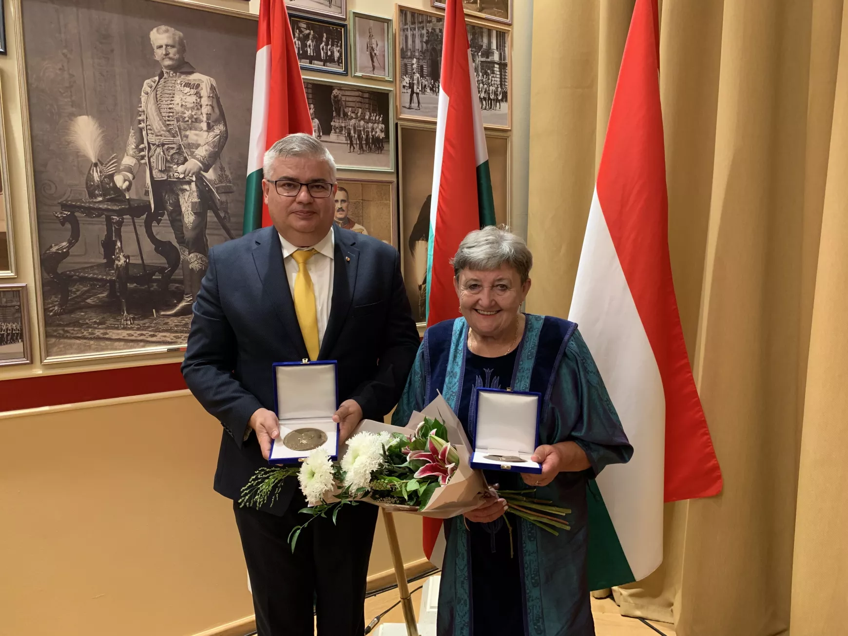 Jobbról Szobiné Kerekes Eszter pedagógus, kultúraszervező, balról a Pázmáneum PT elnöke, Karaffa Attila.