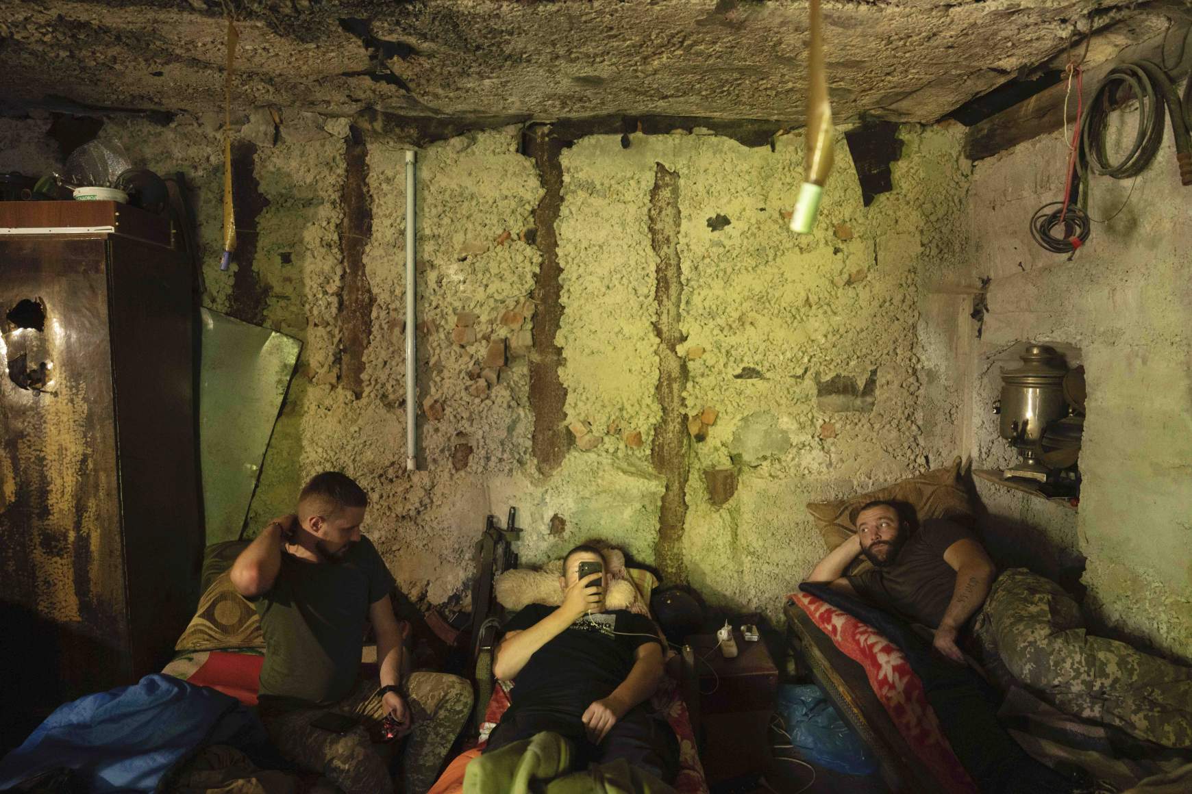 Pihenő ukrán katonák a harkivi fronton