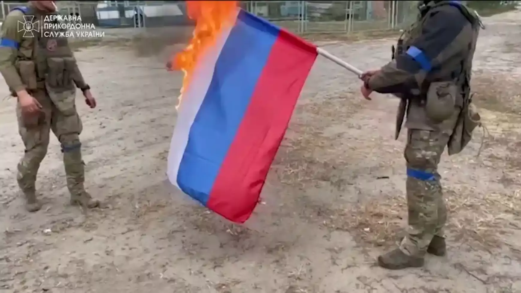 Orosz zászlót égetnek ukrán határőrök Vovcsanszkban 
