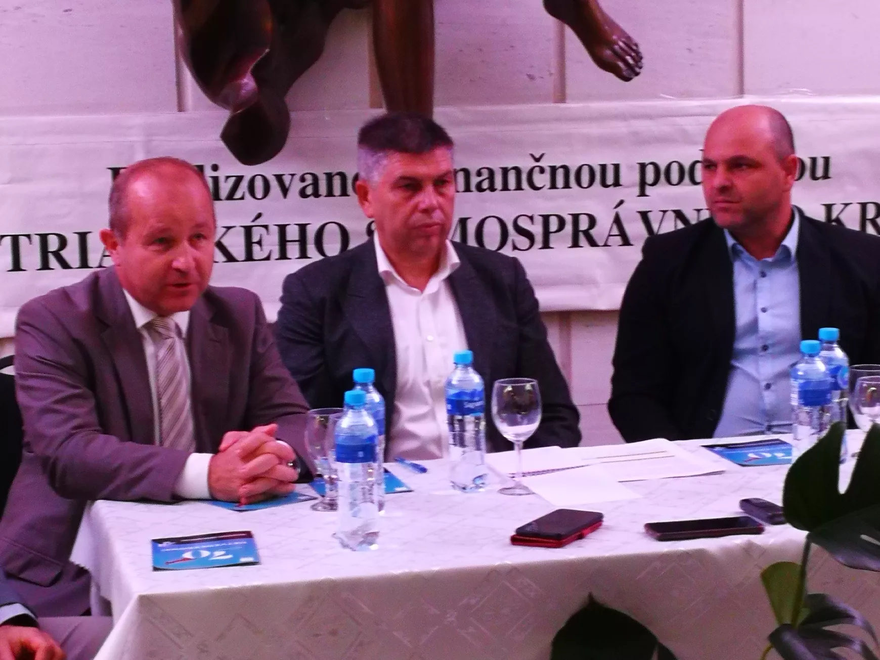 Képviselői mustra és ünnepélyes szalagátvágás a Komáromi Jókai Színház felújított épületében