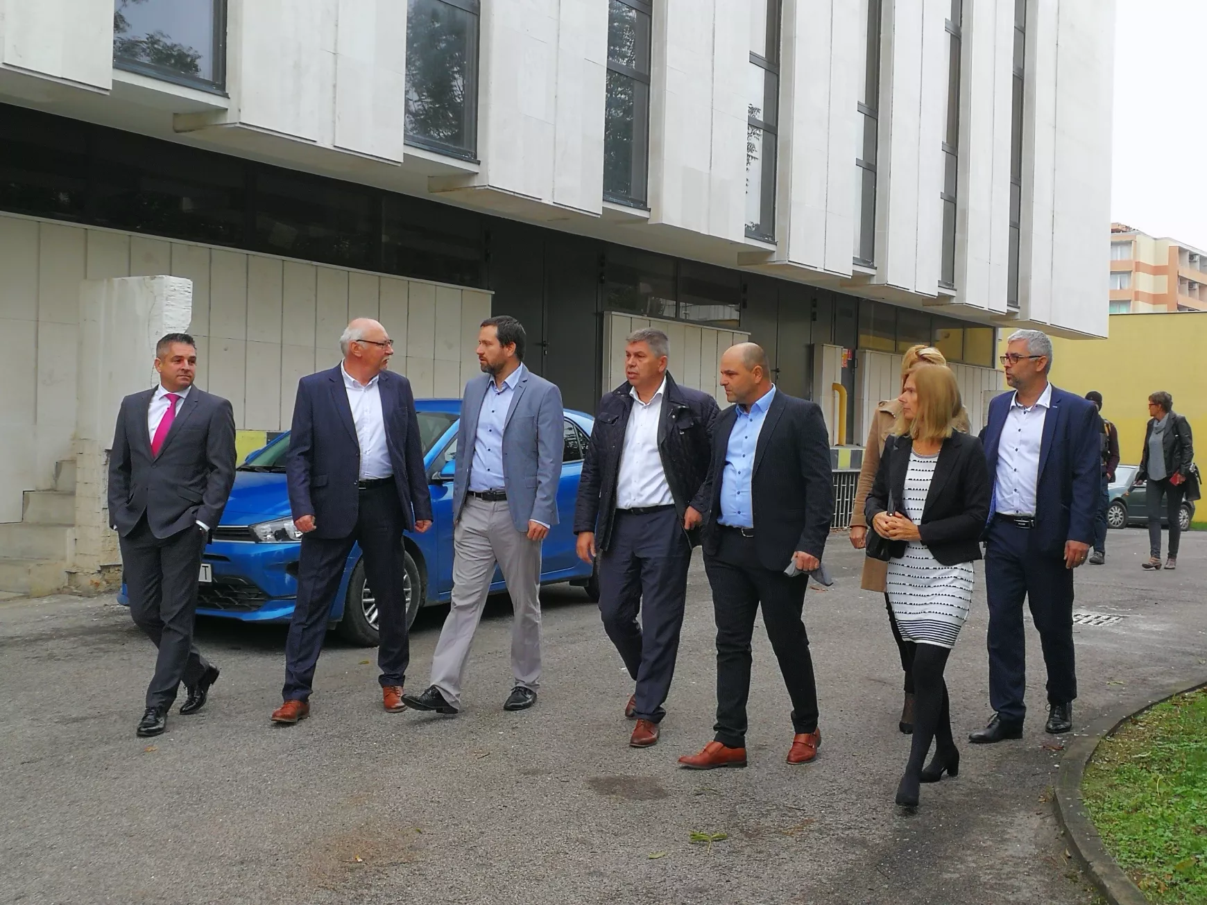 Képviselői mustra és ünnepélyes szalagátvágás a Komáromi Jókai Színház felújított épületében