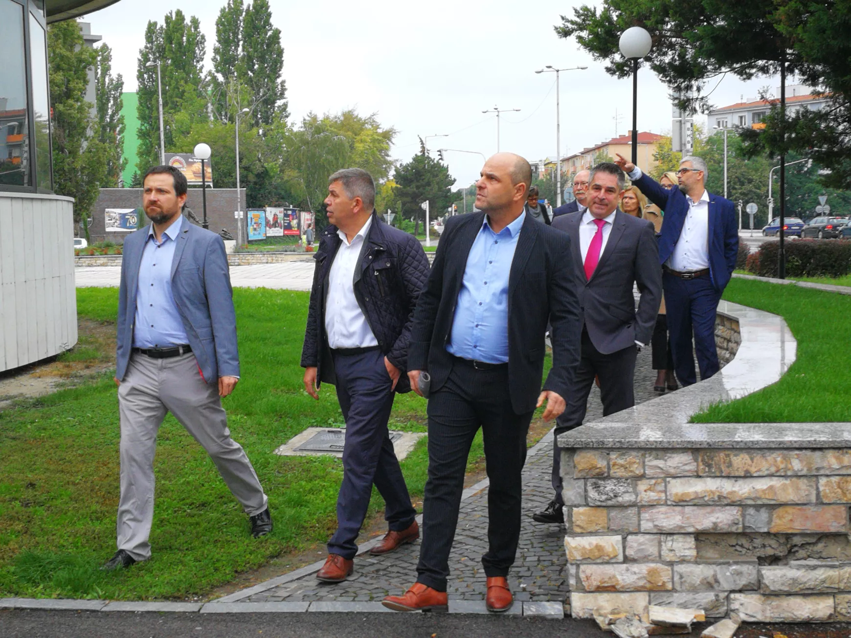 Képviselői mustra és ünnepélyes szalagátvágás a Komáromi Jókai Színház felújított épületében