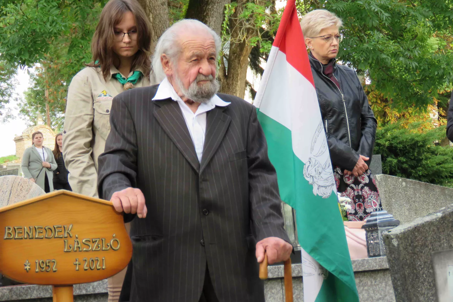 Dráfi Mátyás Benedek László sírjánál