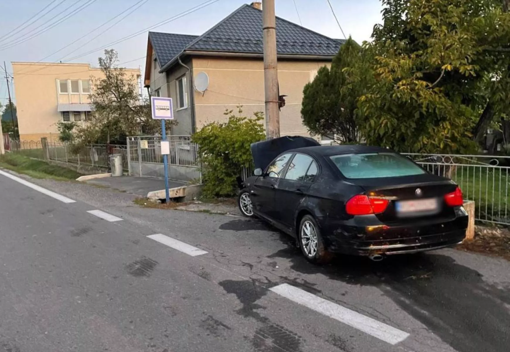 Ittas vezető autója a buszmegállóban Rimavarbóc baleset