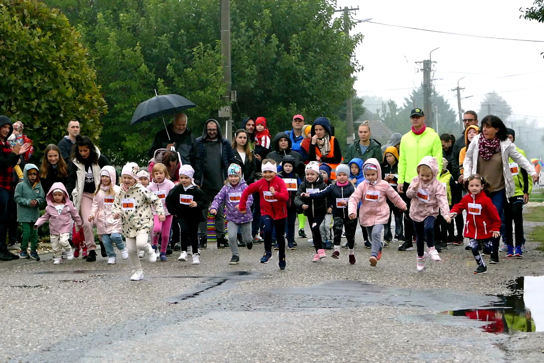 A legkisebbek a szitáló eső ellenére is kitartóan futottak