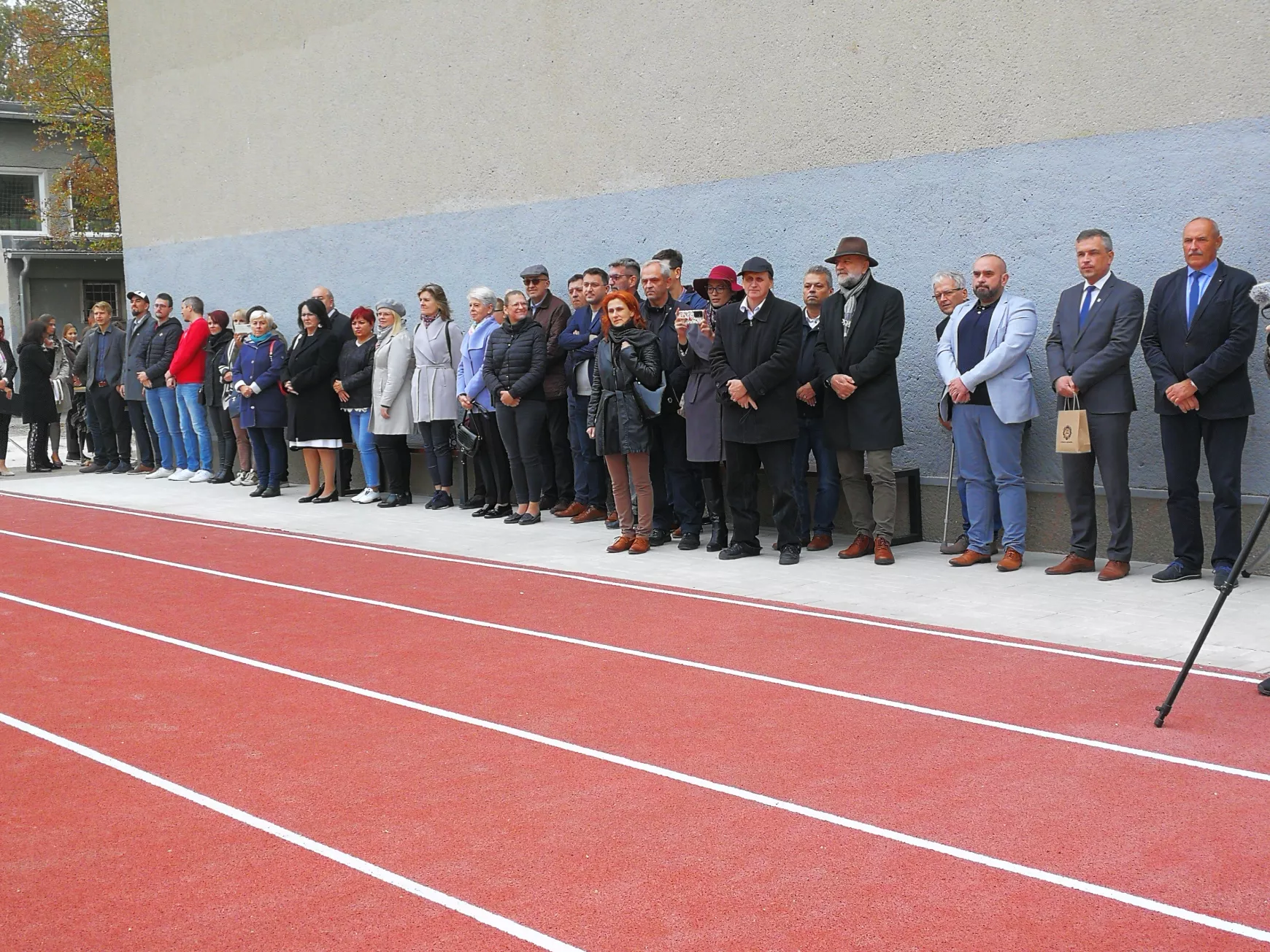 Korszerű futópályával és tanmedencével gazdagodott a komáromi Munka Utcai Alapiskola