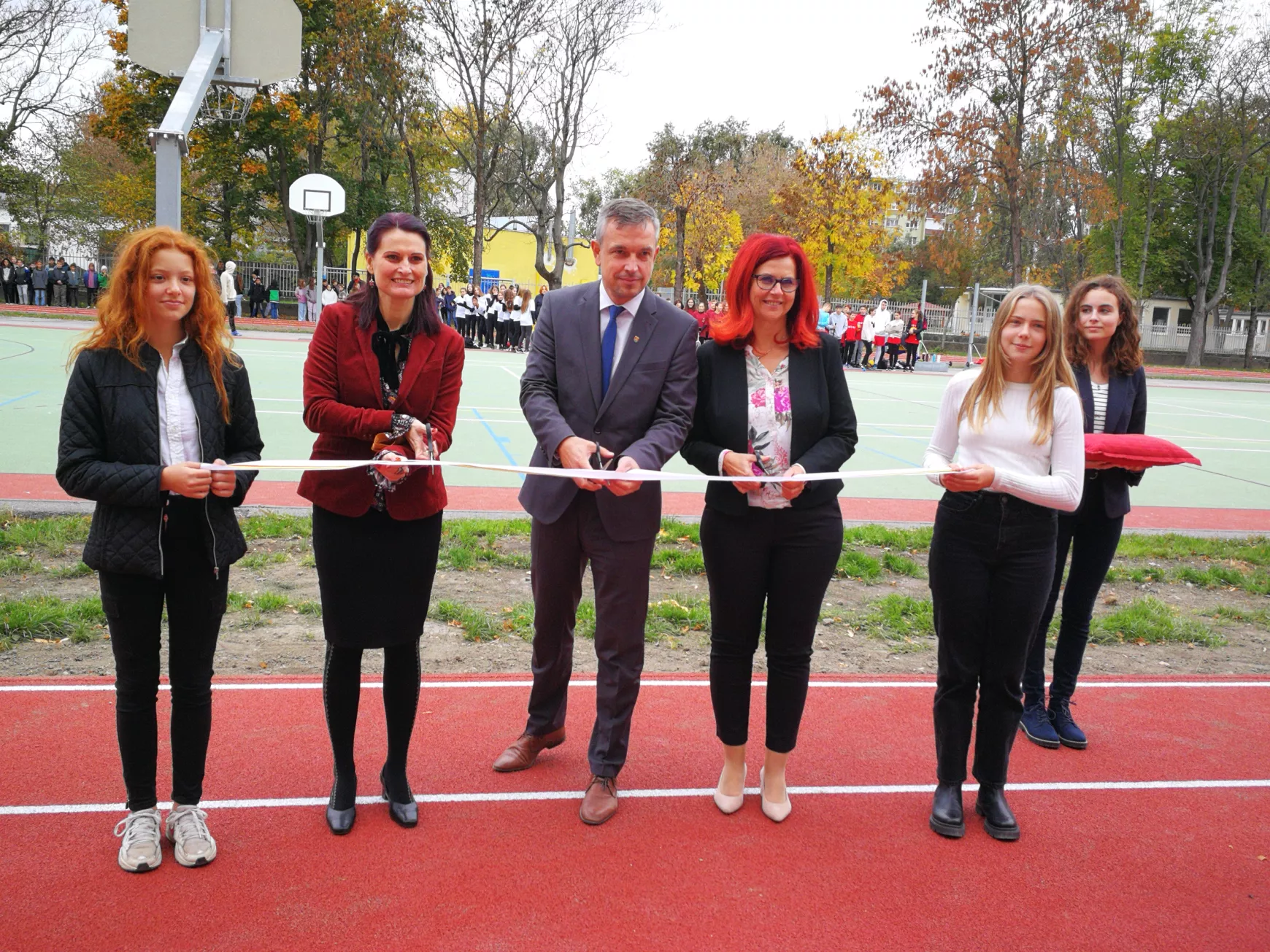 Korszerű futópályával és tanmedencével gazdagodott a komáromi Munka Utcai Alapiskola