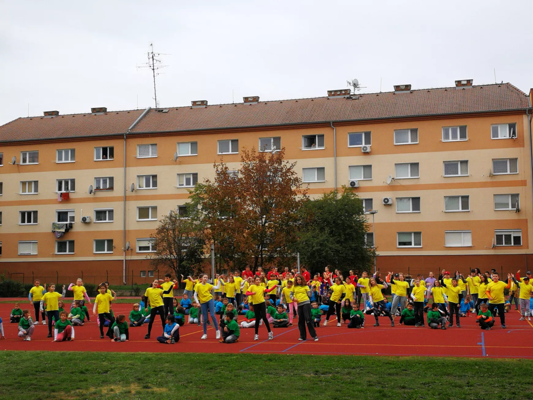 Folytatódó korszerűsítés: kosárlabda- és futópályát avattak a komáromi Jókai Mór Alapiskolában KÉPEKKEL