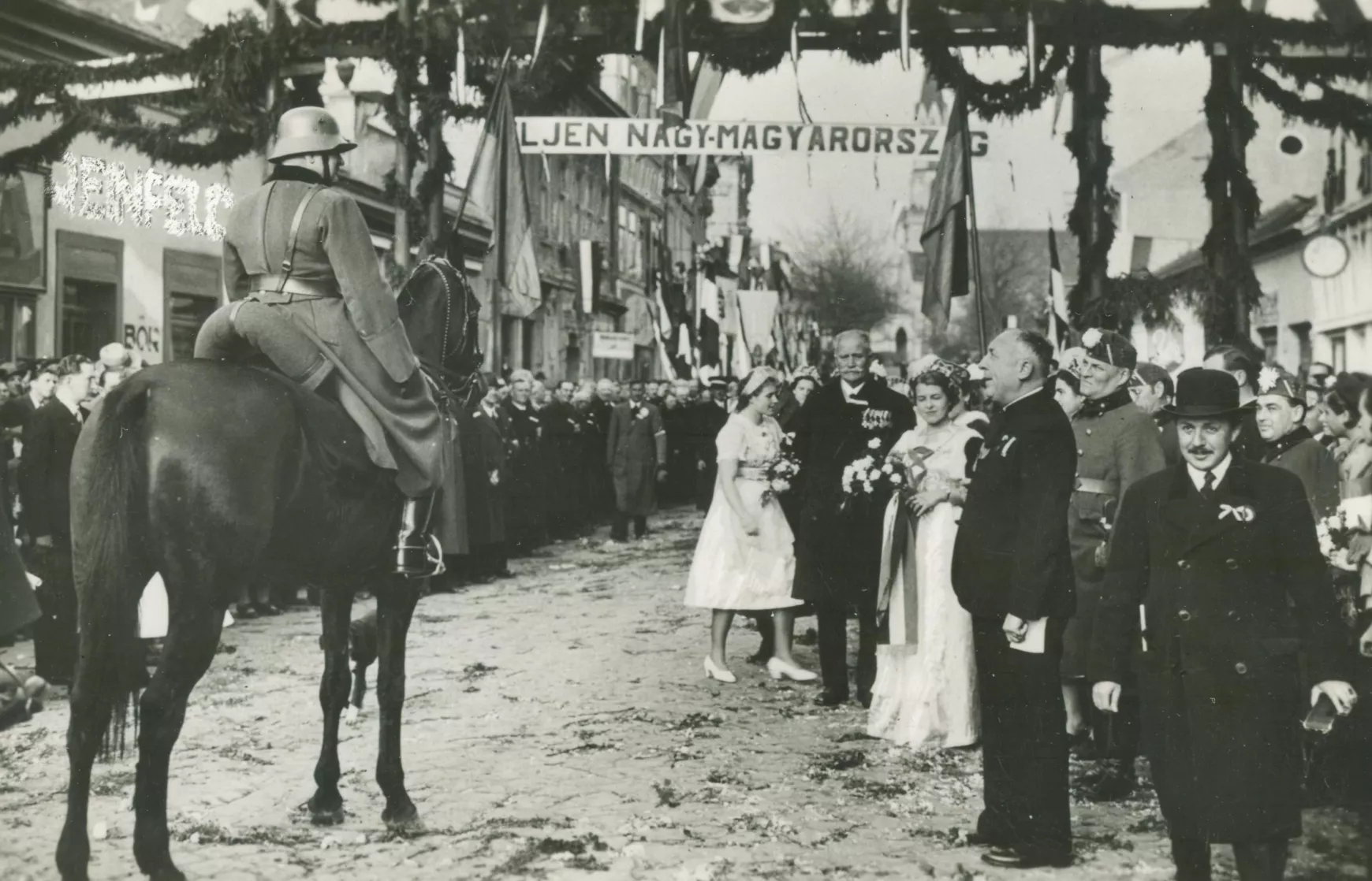 Honvédek a füleki országzászlóval