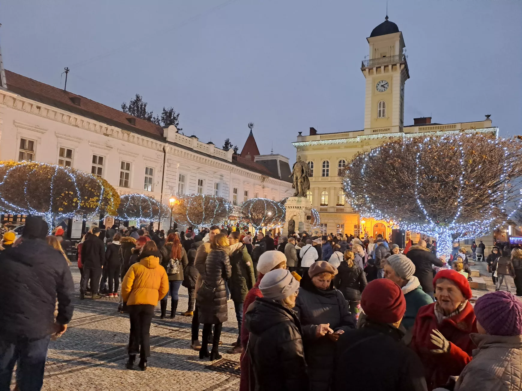 Adventi hangulatmozaik Komárom belvárosából KÉPEKKEL