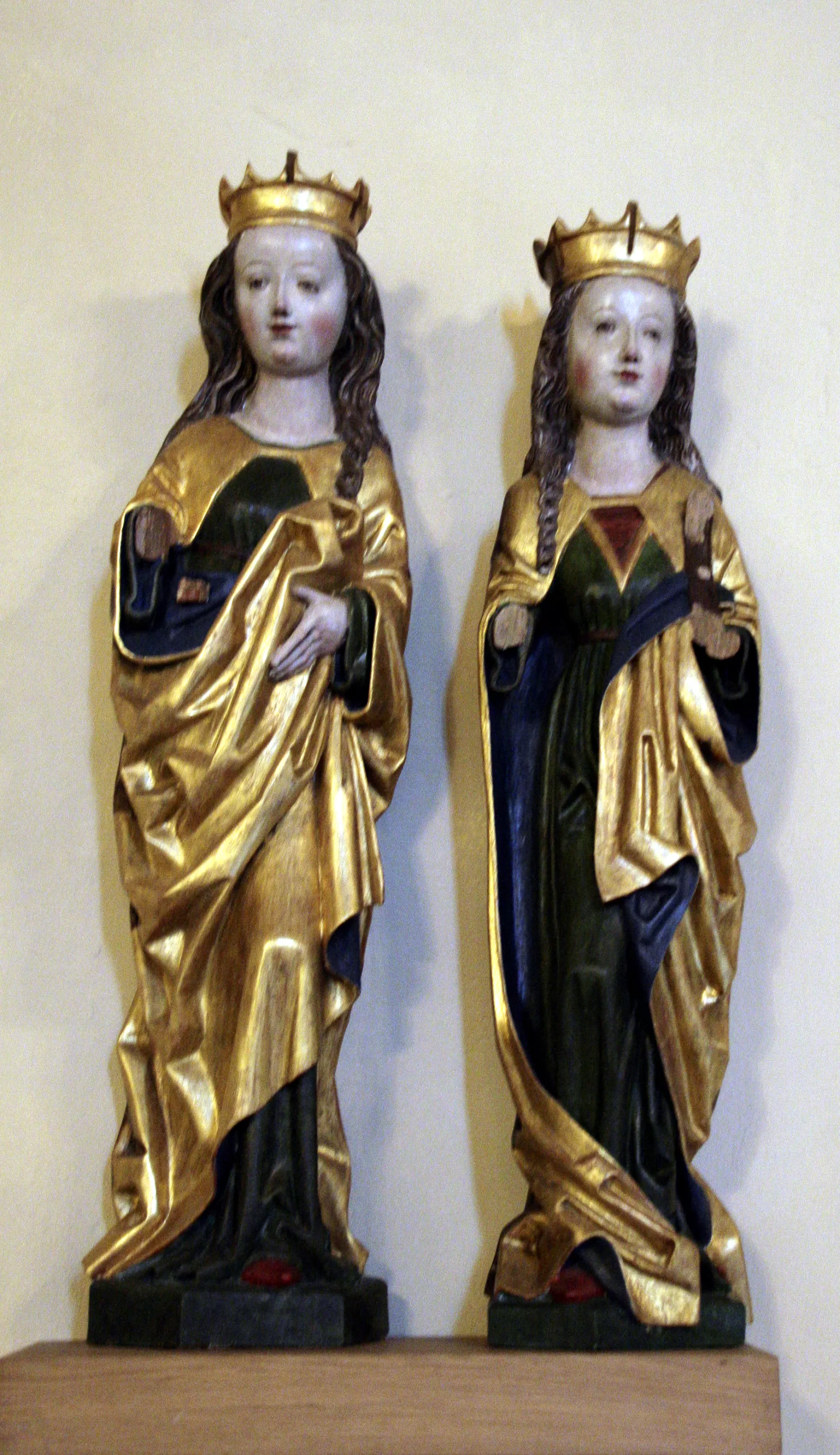 Szent Katalin és Szent Borbála gótikus faragott szobra