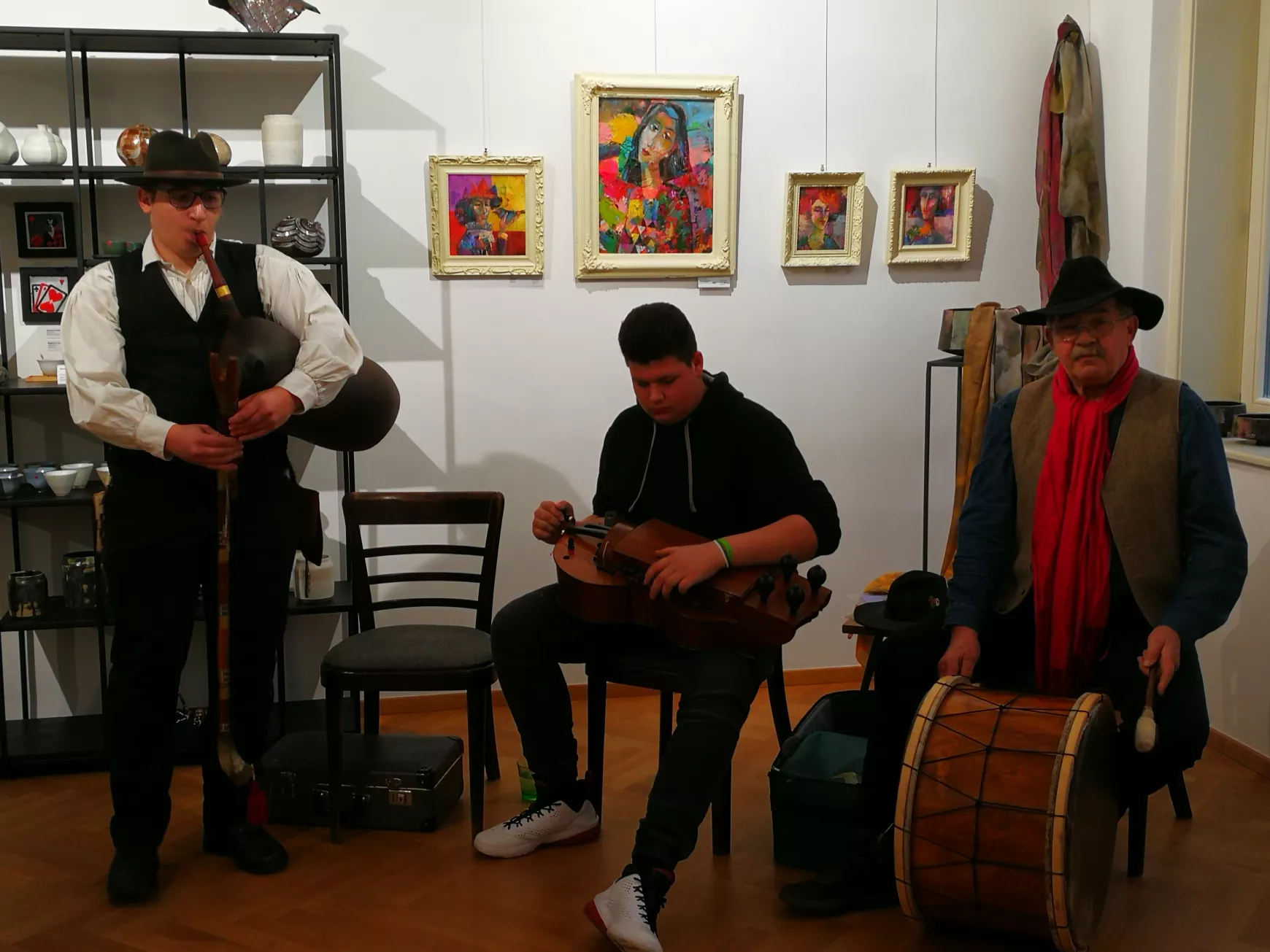 Adventi vásárral egybekötött művészeti kiállítás nyílt a komáromi Platz Galériában