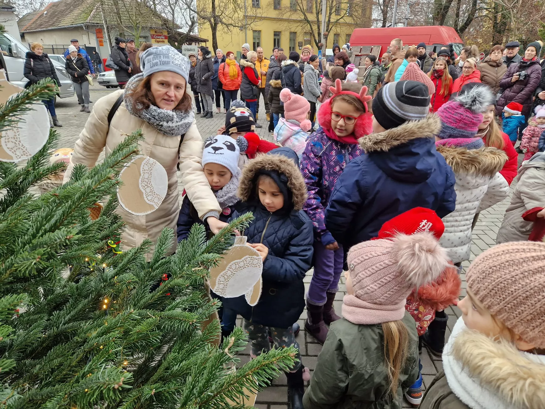 Fenyődíszítés Szőgyénben