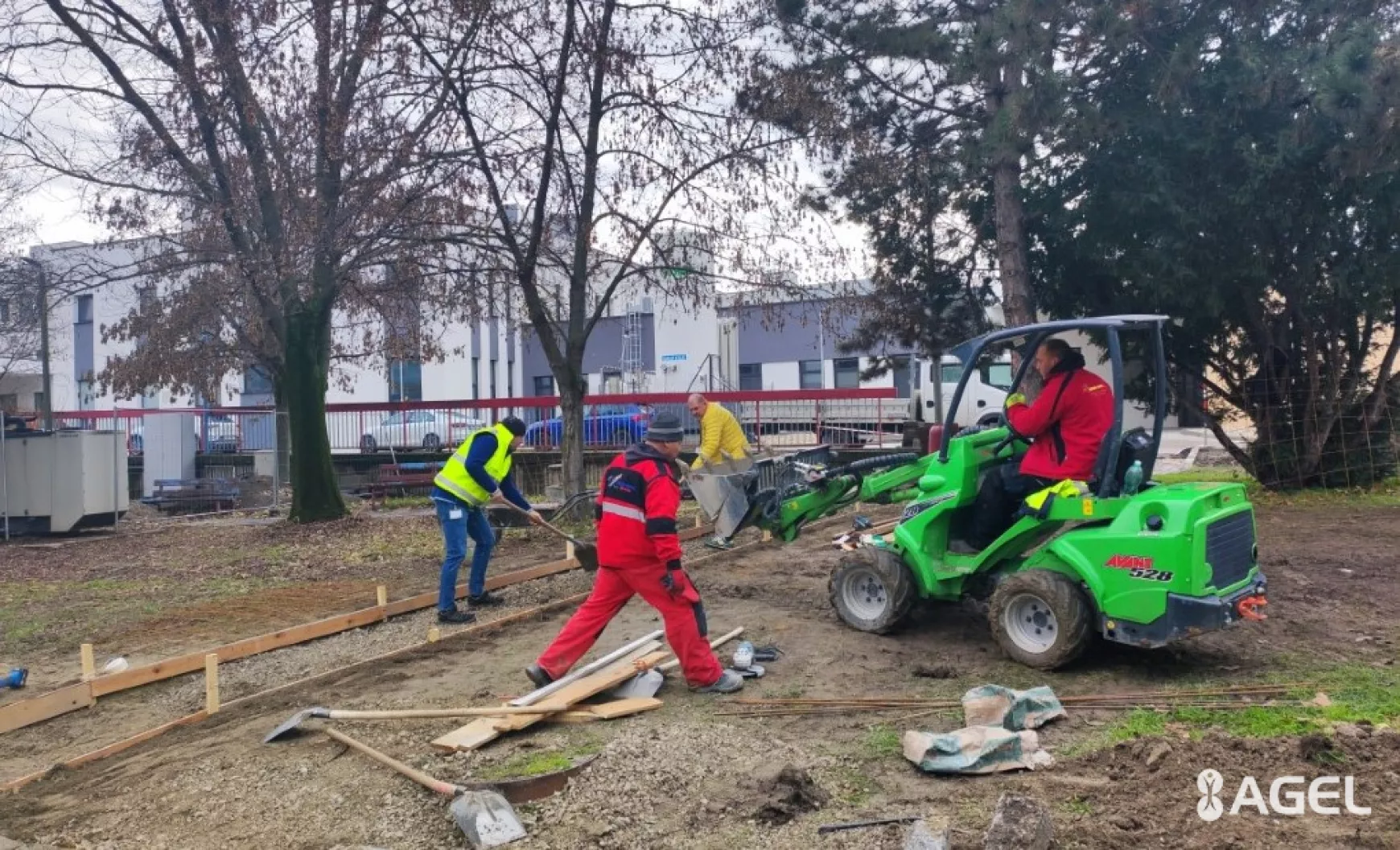 Önerőből létesítettek új járdát a komáromi kórházban