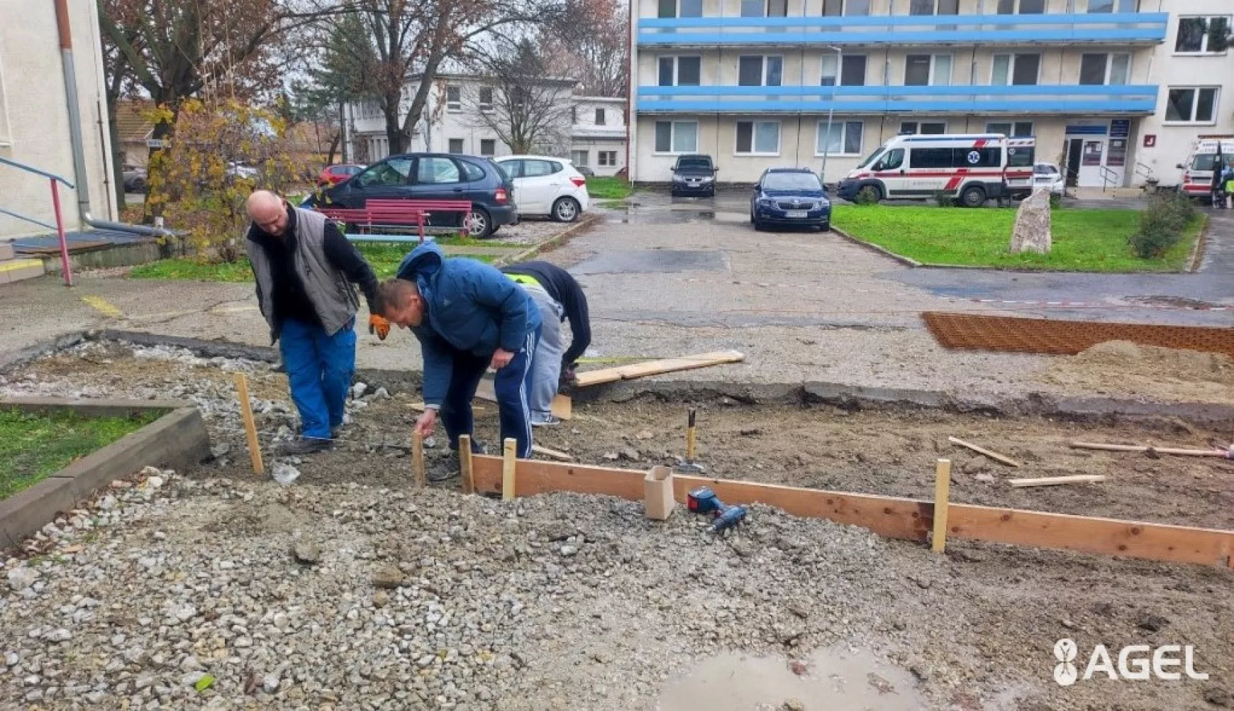 Önerőből létesítettek új járdát a komáromi kórházban